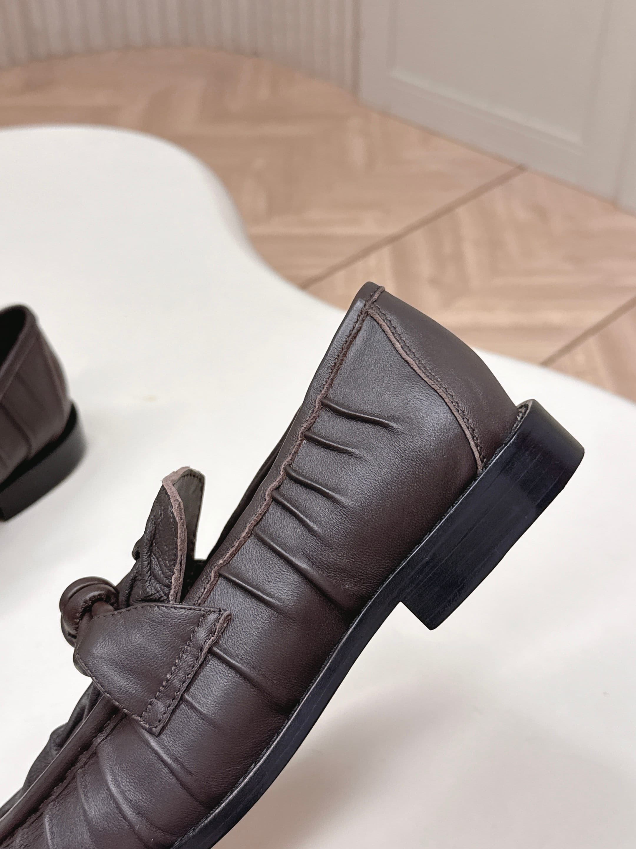 C195 High version: New model BV 2026. Style inspired by classic Chinese fashion. Covered in wrinkled leather. Leather lacing details. BOTTEGA VENET women’s Astaire LeFevre shoe. — image 8