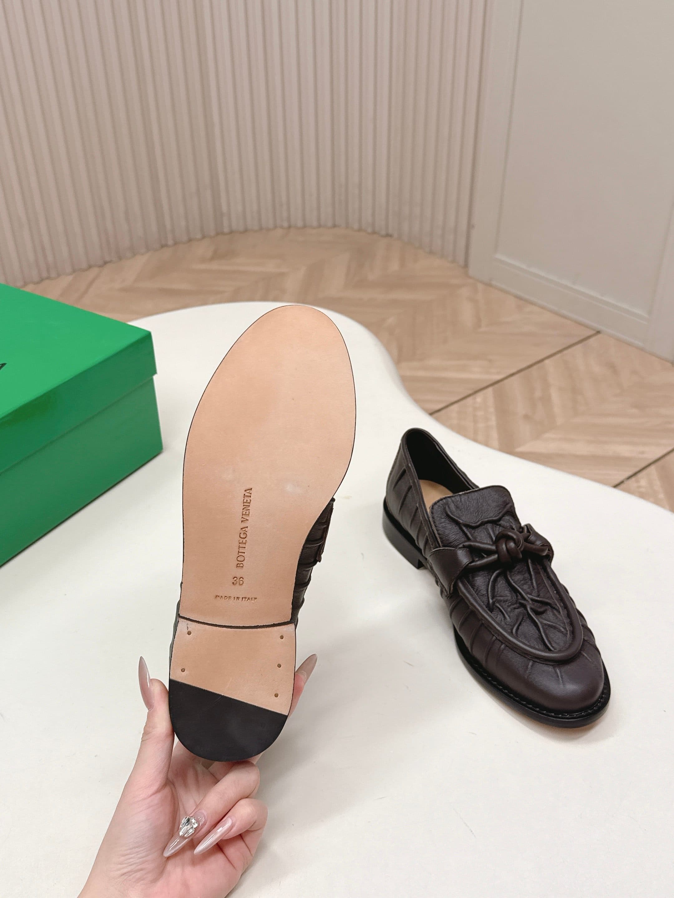 C195 High version: New model BV 2026. Style inspired by classic Chinese fashion. Covered in wrinkled leather. Leather lacing details. BOTTEGA VENET women’s Astaire LeFevre shoe. — image 6