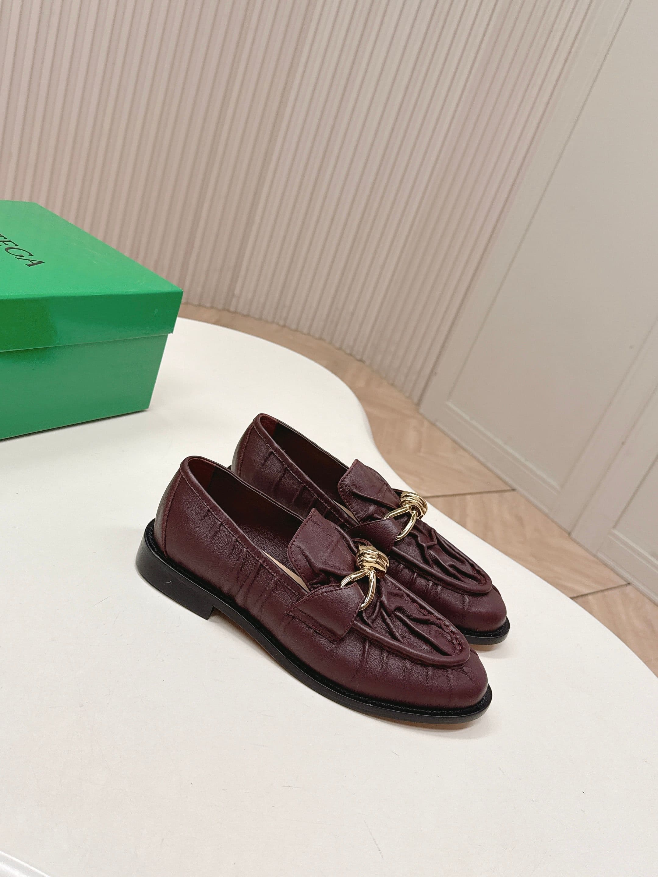 C193 High version, BV 2026 model. Classic style, wrinkled leather, Ferragamo shoes with genuine leather binding decorations. BOTTEGA VENET women’s Astaire single shoe — image 2