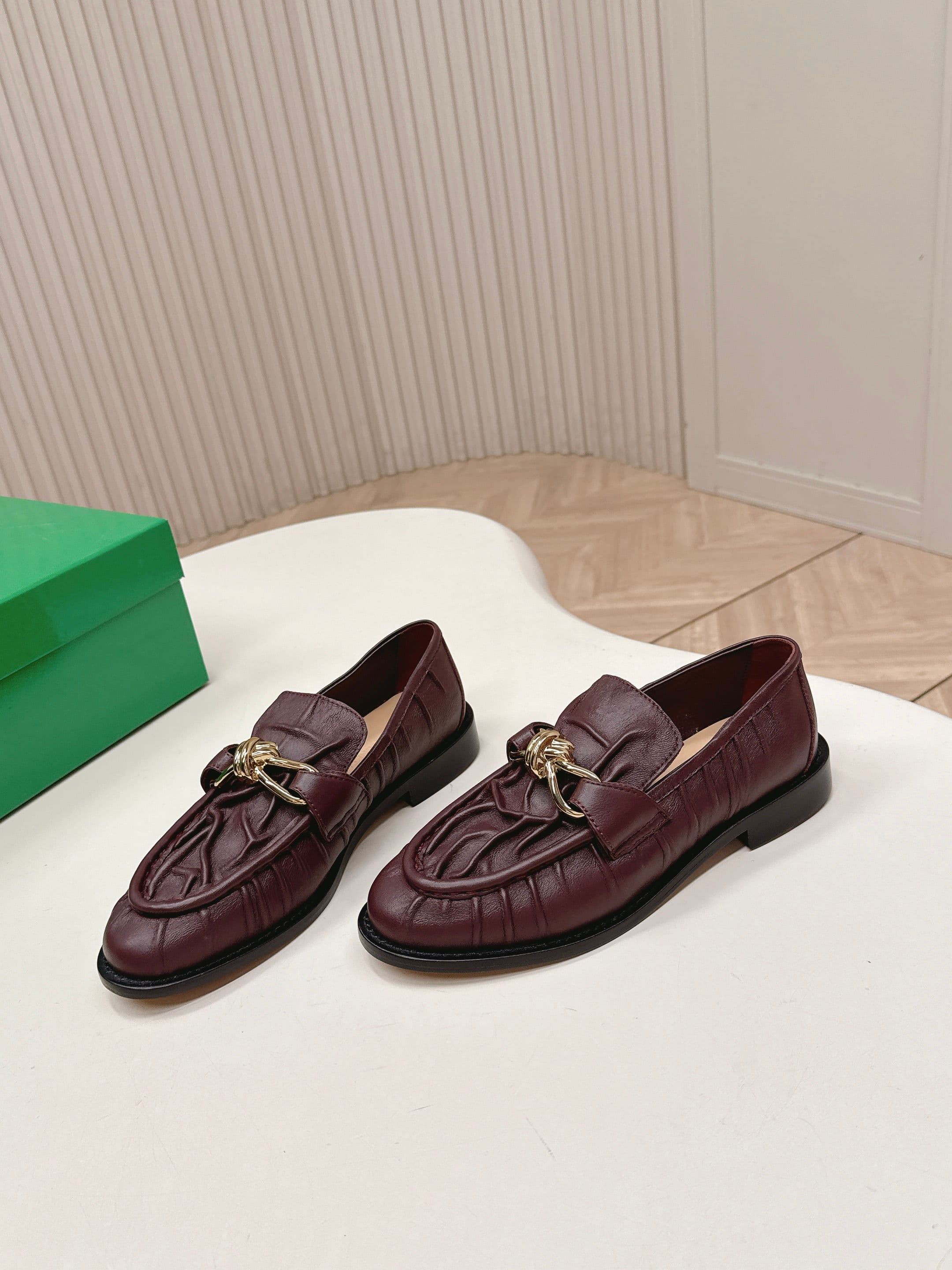 C193 High version, BV 2026 model. Classic style, wrinkled leather, Ferragamo shoes with genuine leather binding decorations. BOTTEGA VENET women’s Astaire single shoe — image 3