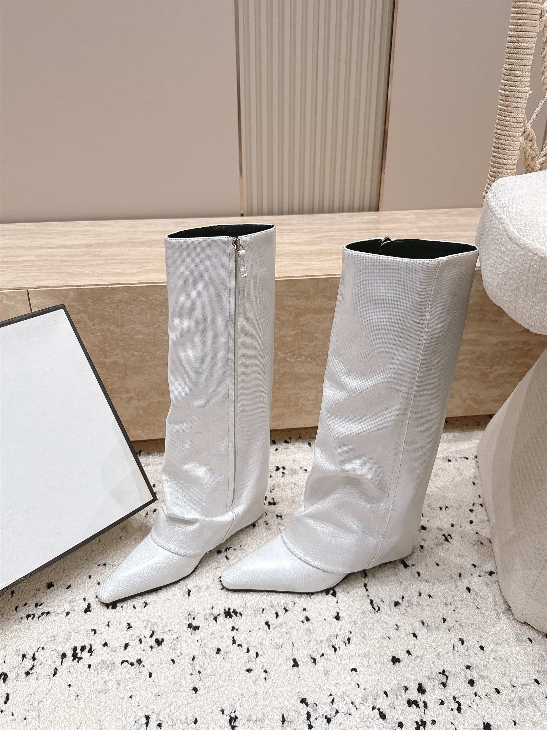 D8687 1couhe Niche trendy brand 26/vs Autumn new model shoes series… Square toe, thick heel trousers boots — image 1