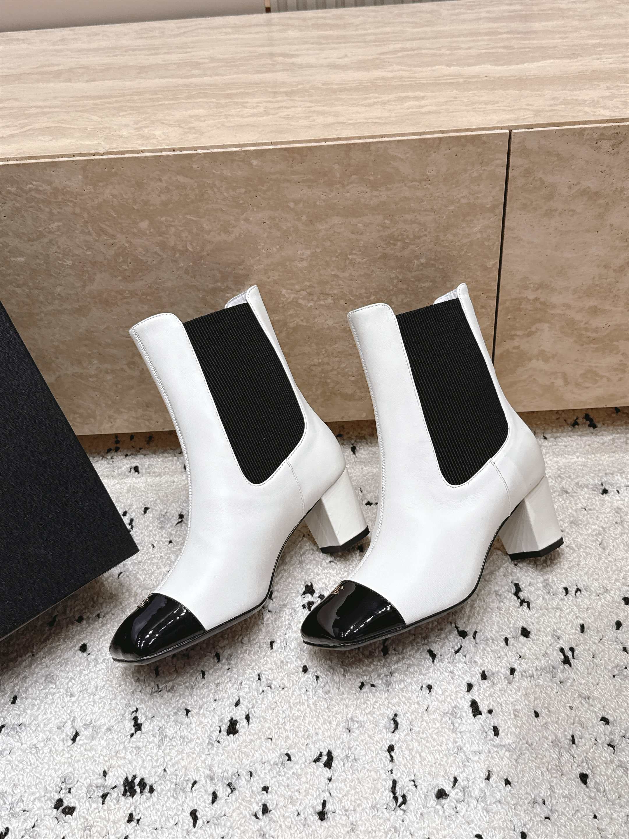 D8710 Chanel 2026vs Fall/Winter New Boot Collection... Square-toe high heels rubber boots, classic mixed colors, exuding elegance — image 3
