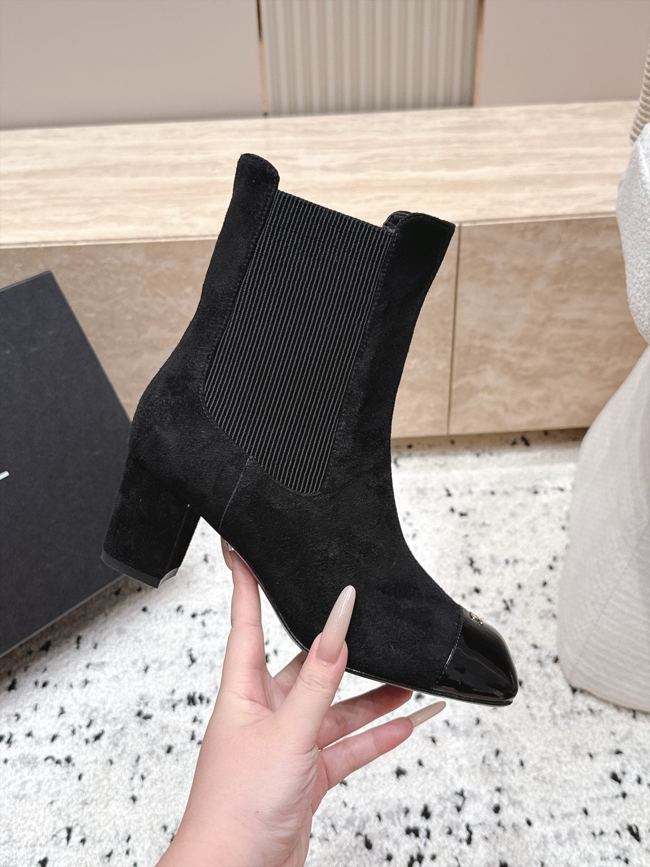 D8709 Chanel 2026vs Fall/Winter new boot collection... Square-toe high heels rubber boots with classic mixed colors, exuding elegance — image 4