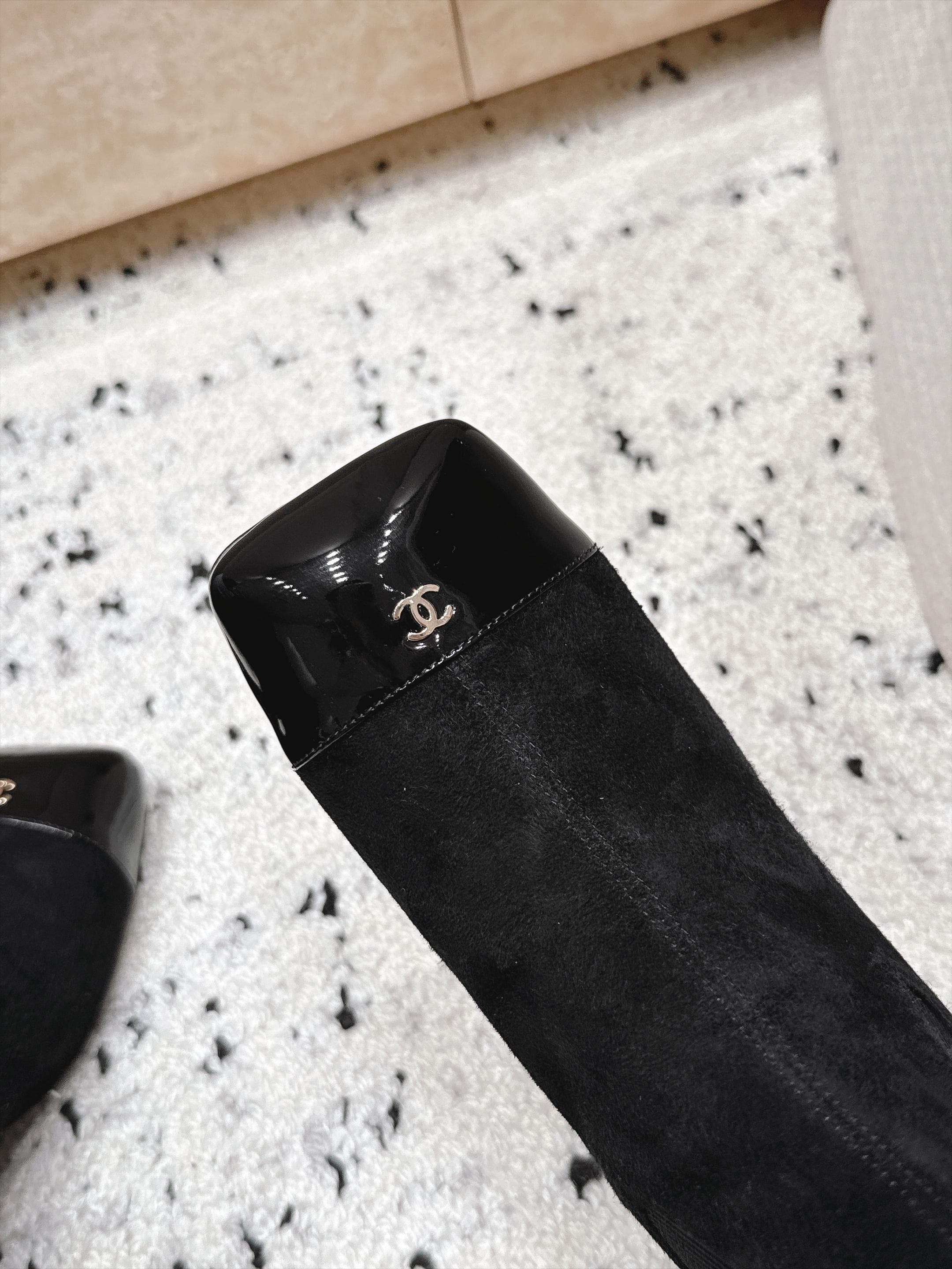D8709 Chanel 2026vs Fall/Winter new boot collection... Square-toe high heels rubber boots with classic mixed colors, exuding elegance — image 3