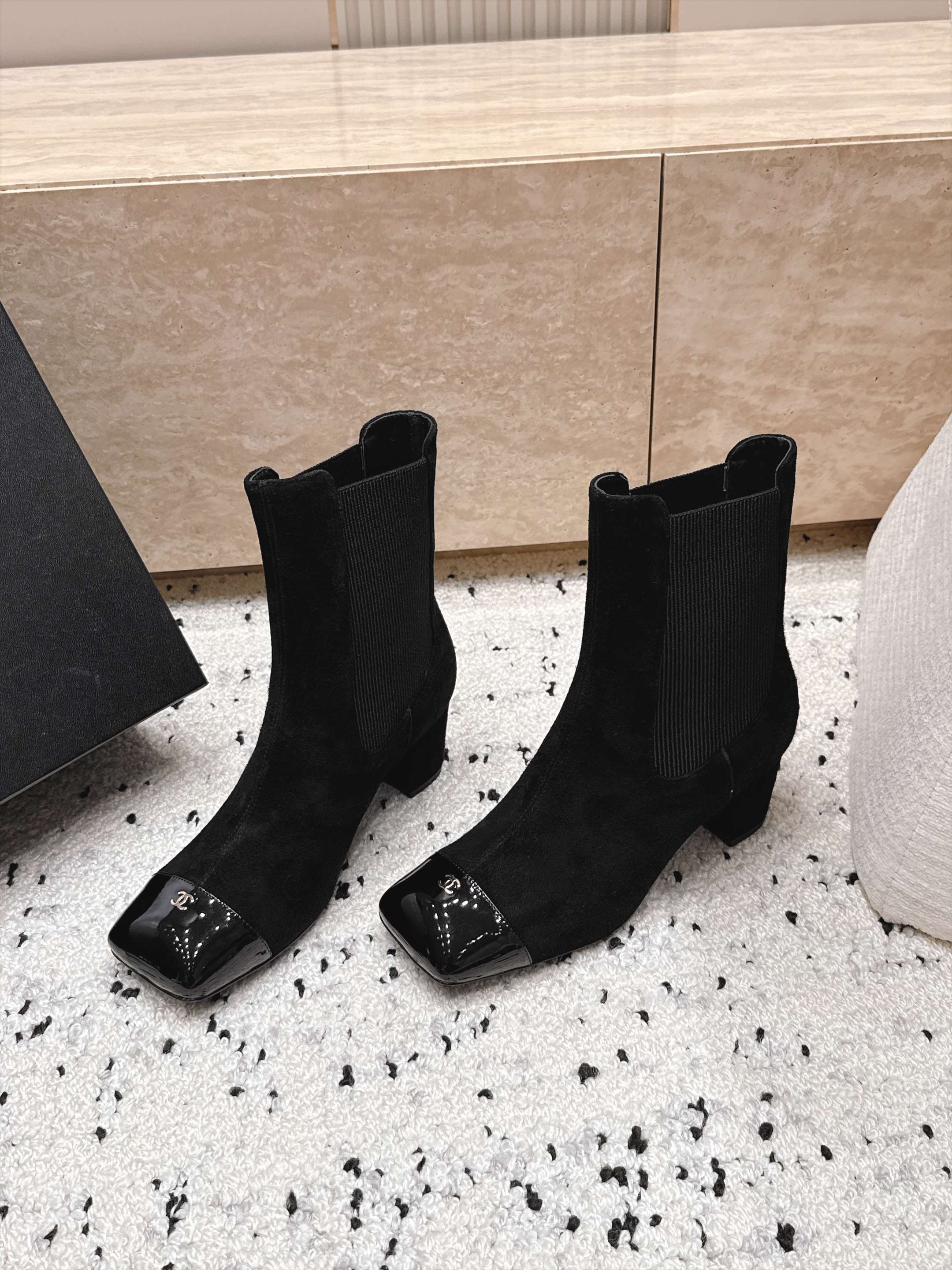 D8709 Chanel 2026vs Fall/Winter new boot collection... Square-toe high heels rubber boots with classic mixed colors, exuding elegance — image 1