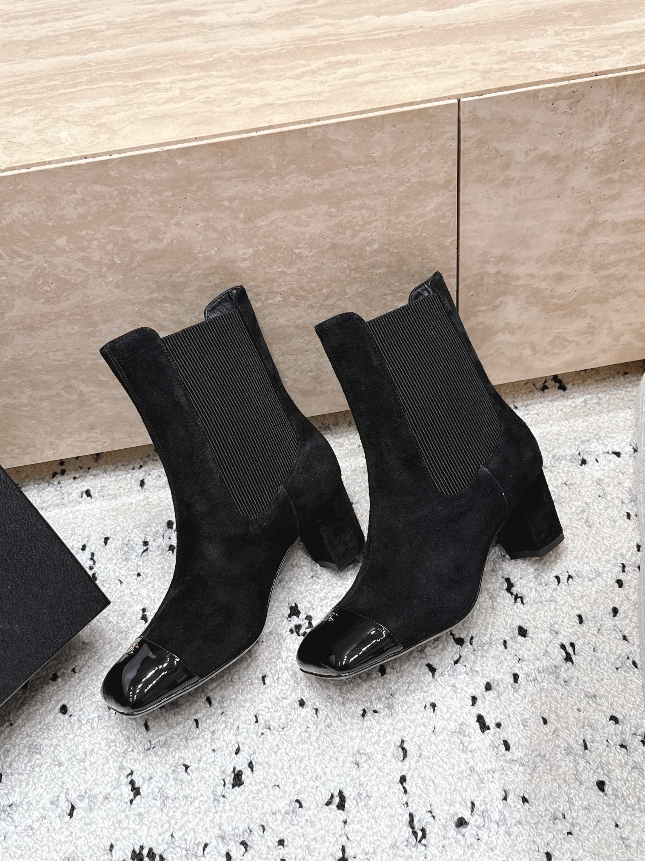 D8709 Chanel 2026vs Fall/Winter new boot collection... Square-toe high heels rubber boots with classic mixed colors, exuding elegance — image 5