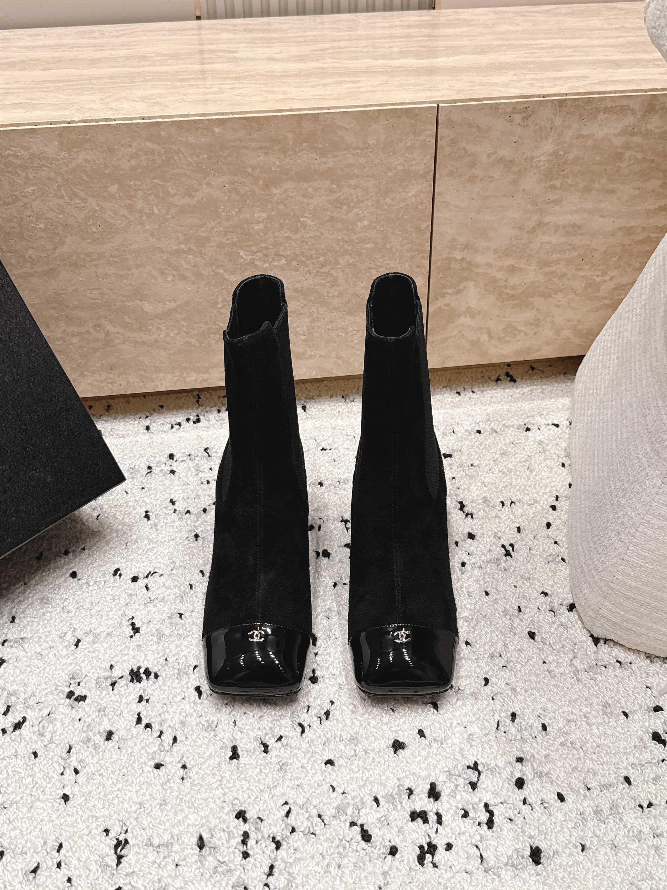 D8709 Chanel 2026vs Fall/Winter new boot collection... Square-toe high heels rubber boots with classic mixed colors, exuding elegance — image 2