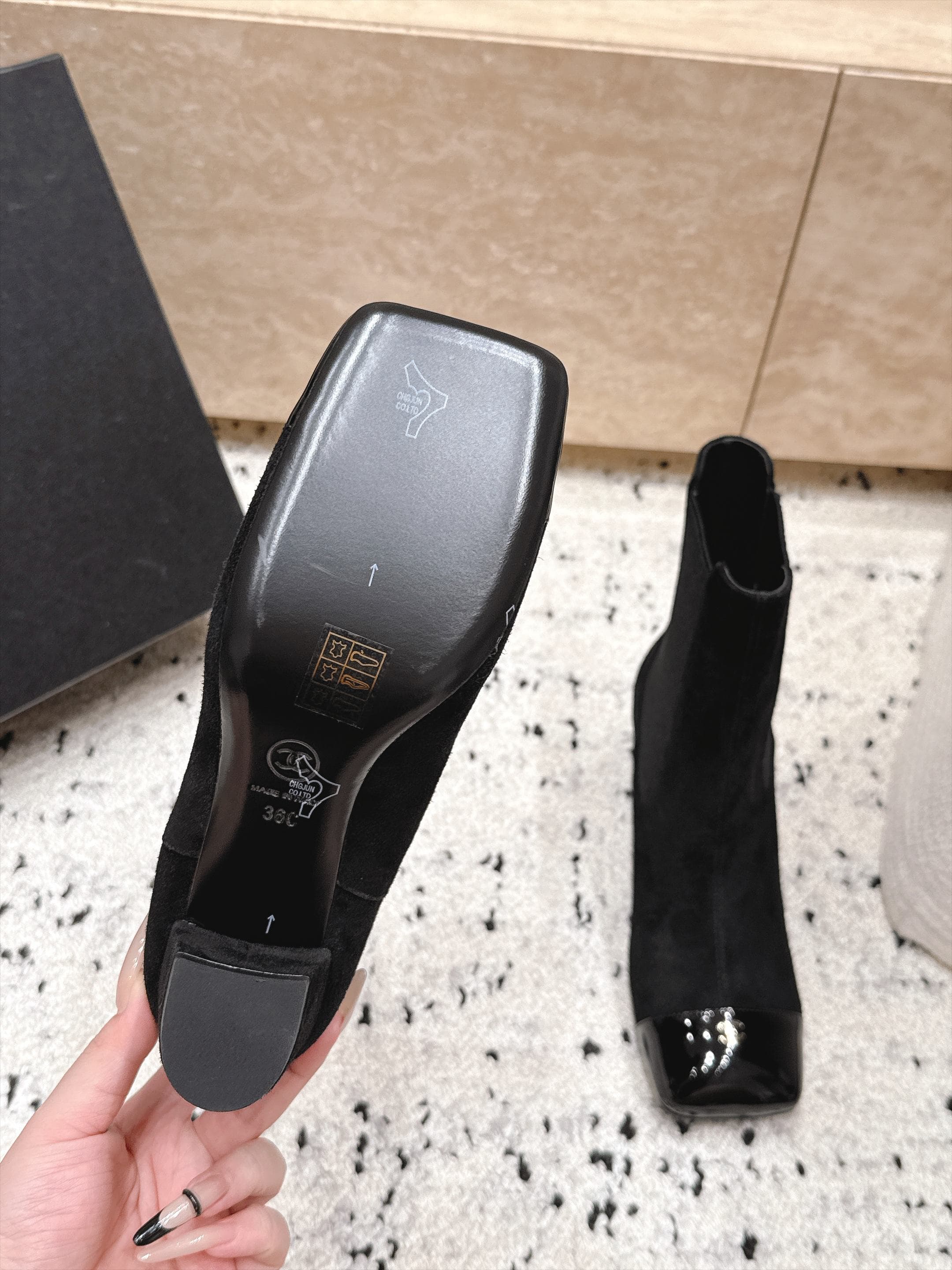 D8709 Chanel 2026vs Fall/Winter new boot collection... Square-toe high heels rubber boots with classic mixed colors, exuding elegance — image 7