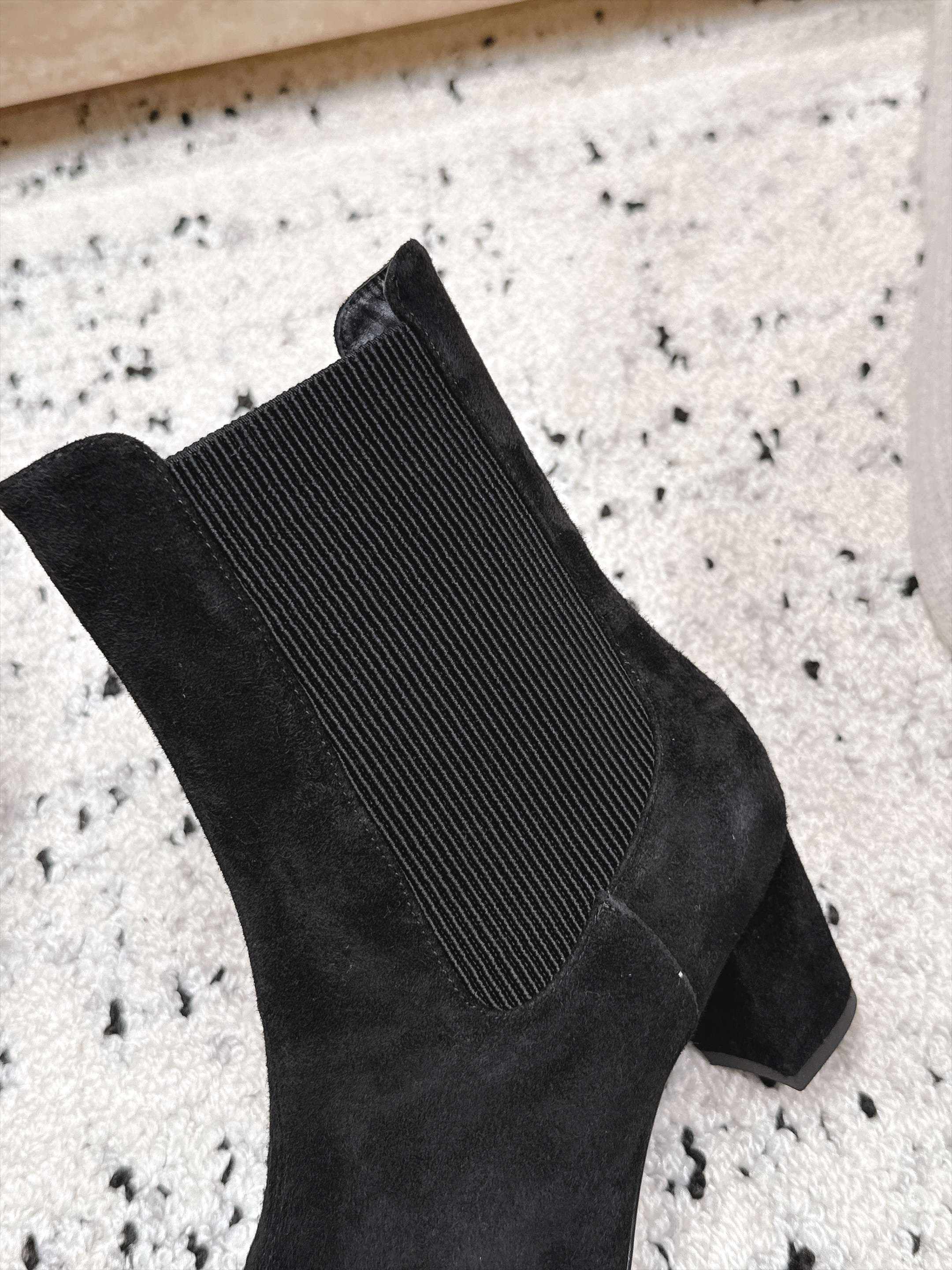 D8709 Chanel 2026vs Fall/Winter new boot collection... Square-toe high heels rubber boots with classic mixed colors, exuding elegance — image 8