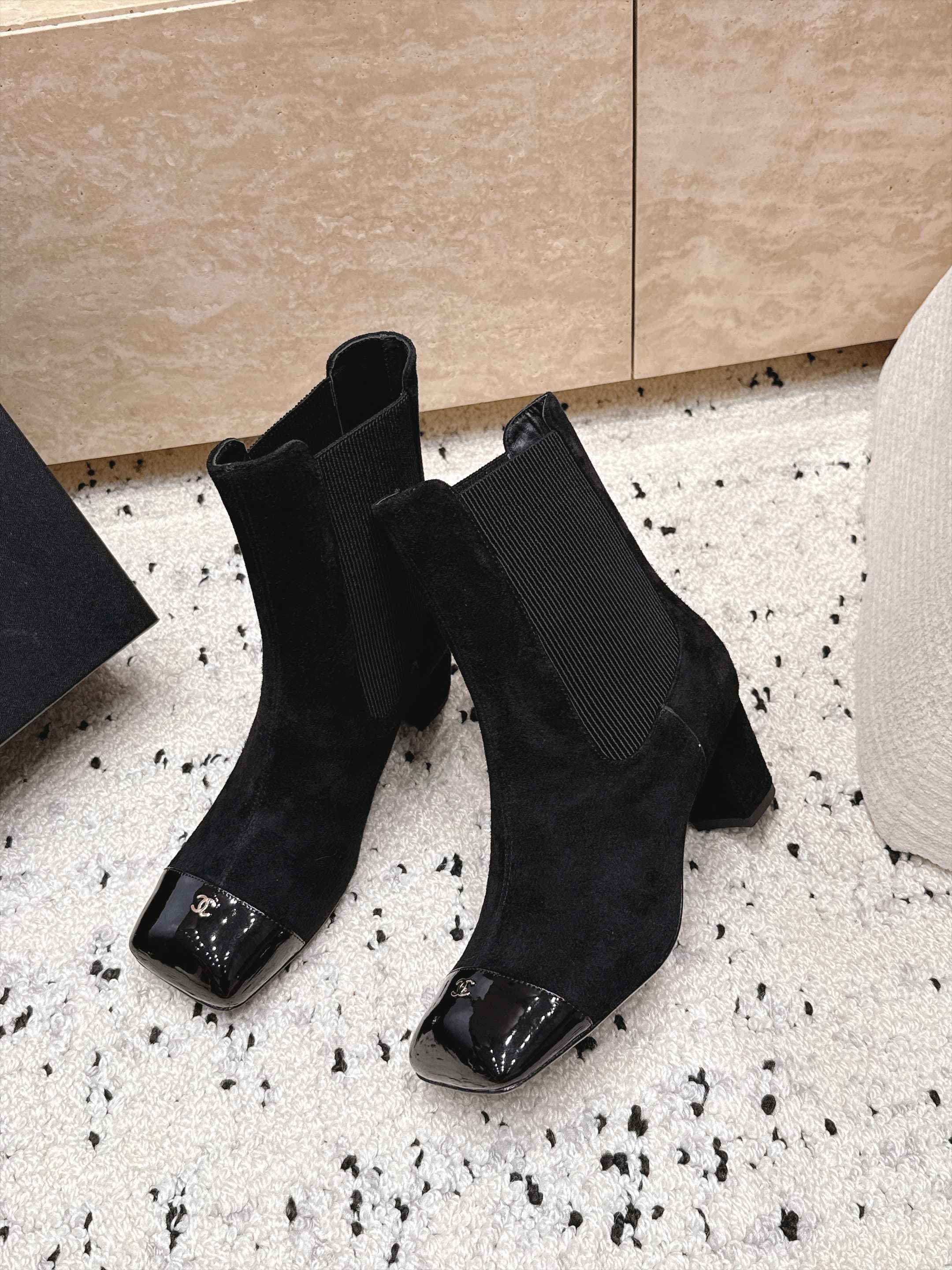 D8709 Chanel 2026vs Fall/Winter new boot collection... Square-toe high heels rubber boots with classic mixed colors, exuding elegance — image 6