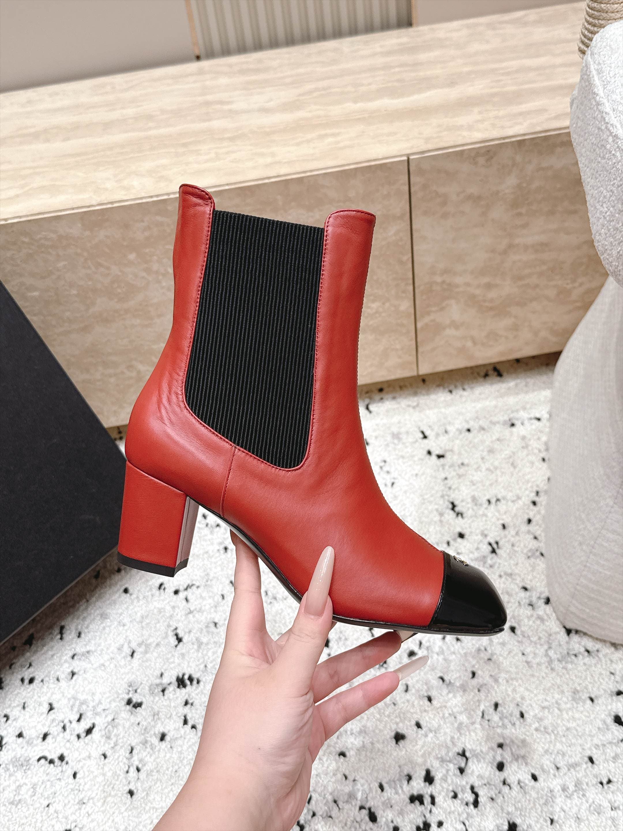 D8708 Chanel 2026vs Fall/Winter New Boot Collection... Square-toe high heels rubber boots, classic mixed colors, exuding elegance — image 3