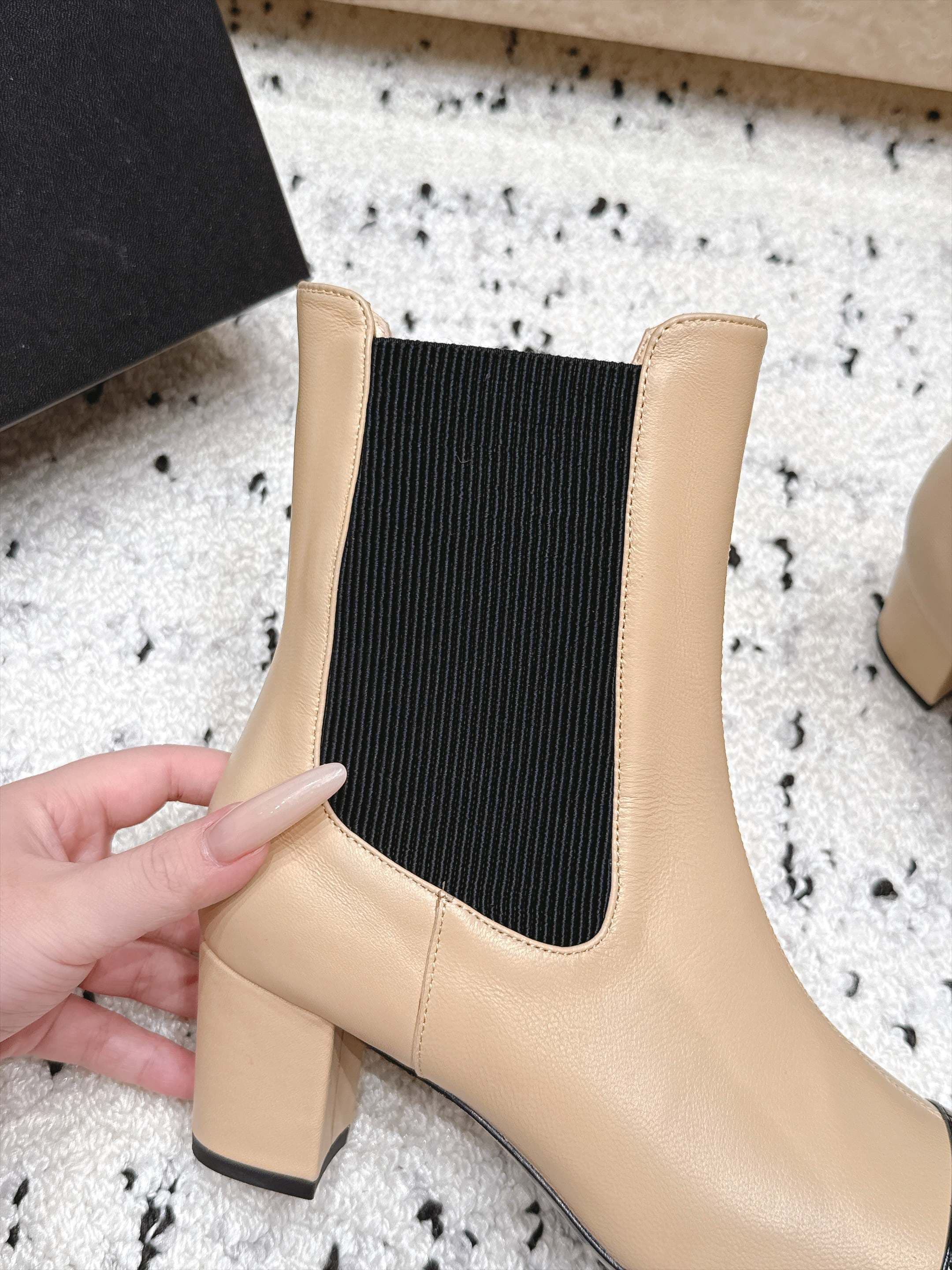 D8707 Chanel 2026vs Fall/Winter New Boot Collection... Square-toe high heels rubber boots, classic mixed colors, exuding elegance — image 5