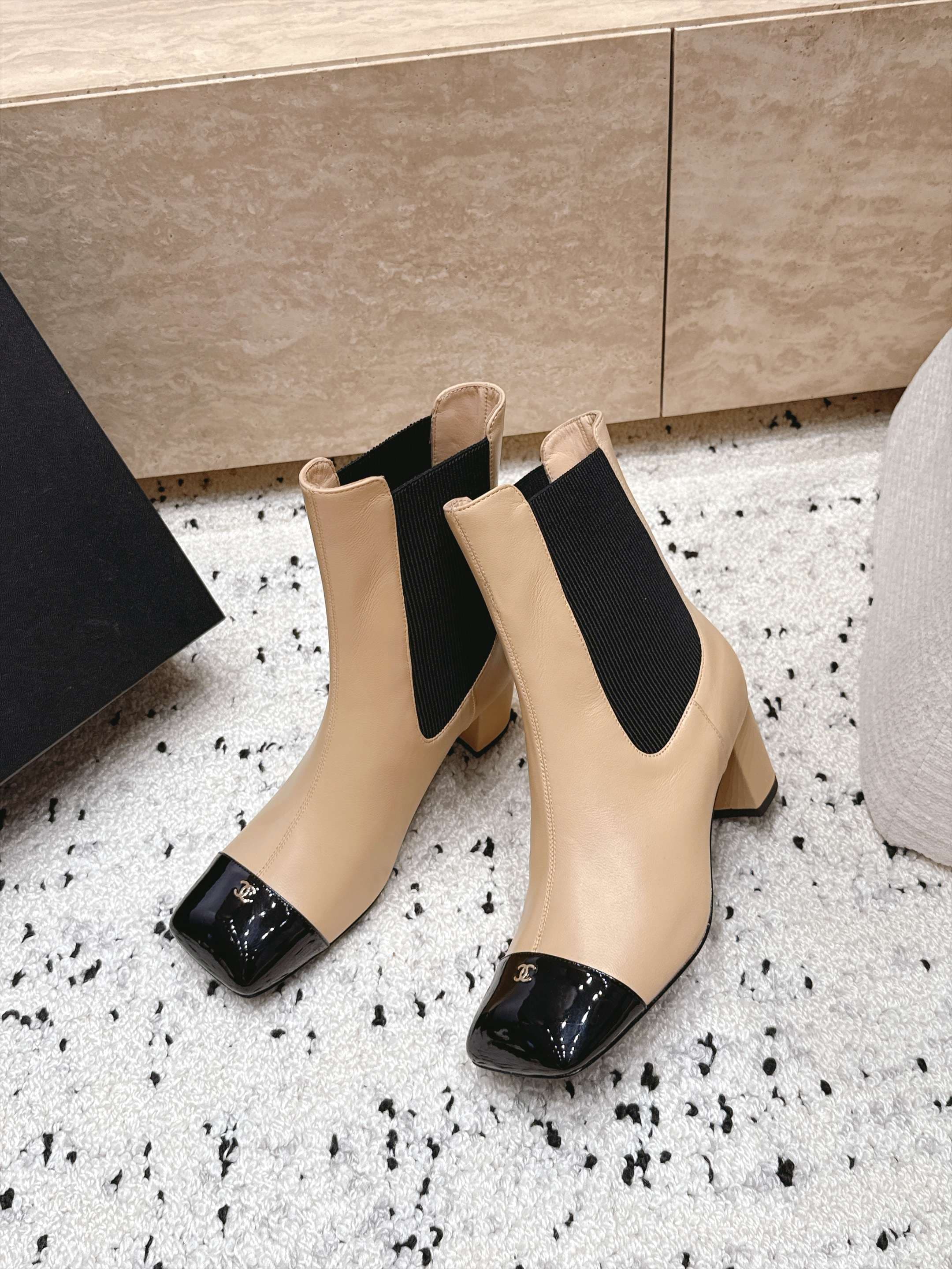 D8707 Chanel 2026vs Fall/Winter New Boot Collection... Square-toe high heels rubber boots, classic mixed colors, exuding elegance — image 3