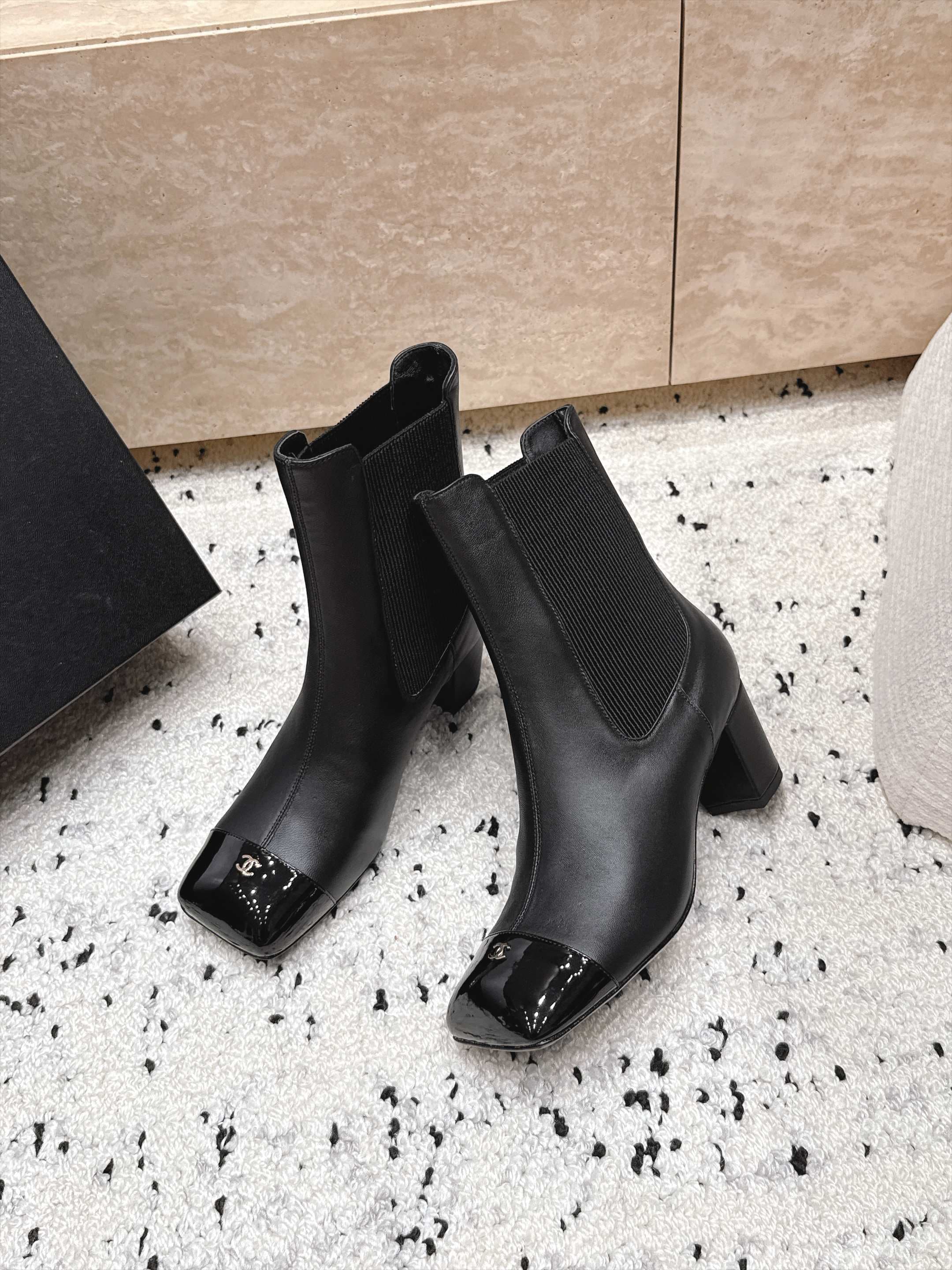 D8706 Chanel 2026vs Fall/Winter New Boot Collection... Square-toe high heels rubber boots, classic mixed colors, exuding elegance — image 3