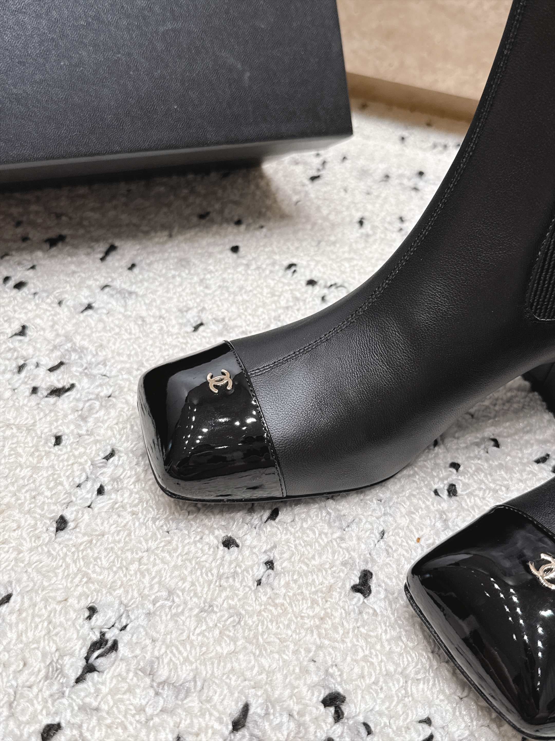 D8706 Chanel 2026vs Fall/Winter New Boot Collection... Square-toe high heels rubber boots, classic mixed colors, exuding elegance — image 5