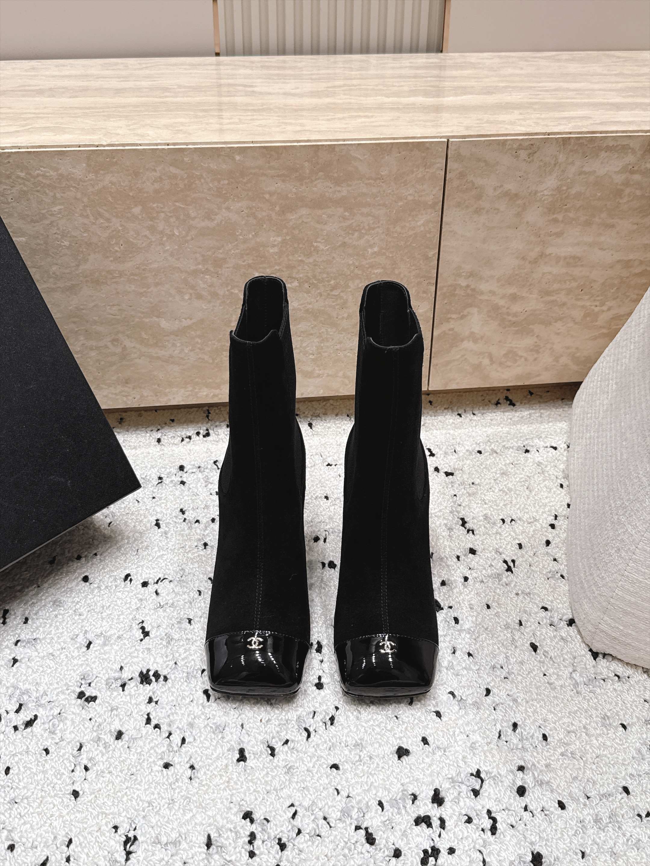 D8705 Chanel 2026vs Fall-Winter New Boot Collection... Square-toe high heels rubber boots, classic mixed colors, exuding elegance — image 2