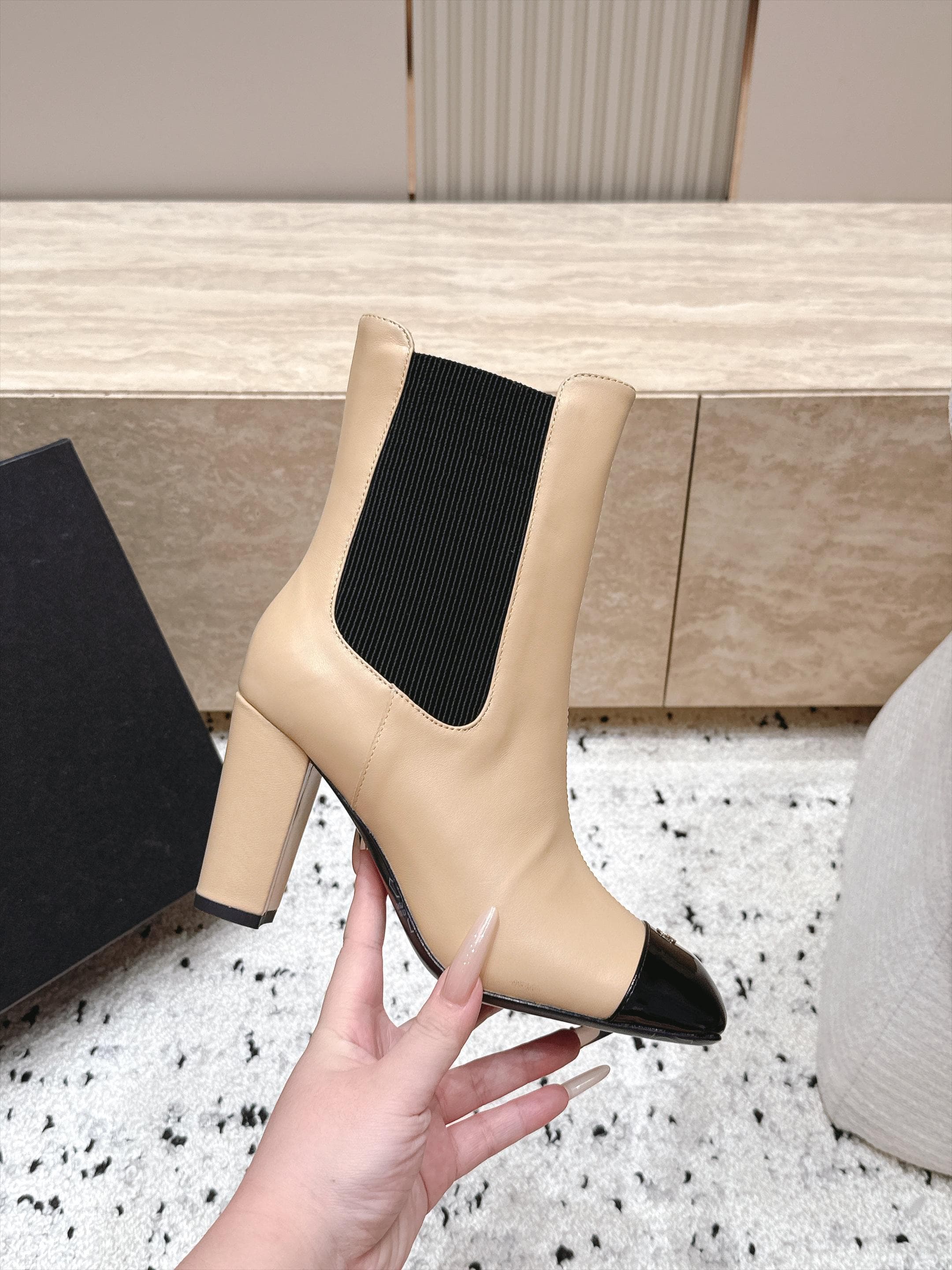 D8704 Chanel 2026vs autumn/winter new shoe collection... Square-toe high heels rubber boots, classic mixed colors, exuding elegance — image 5