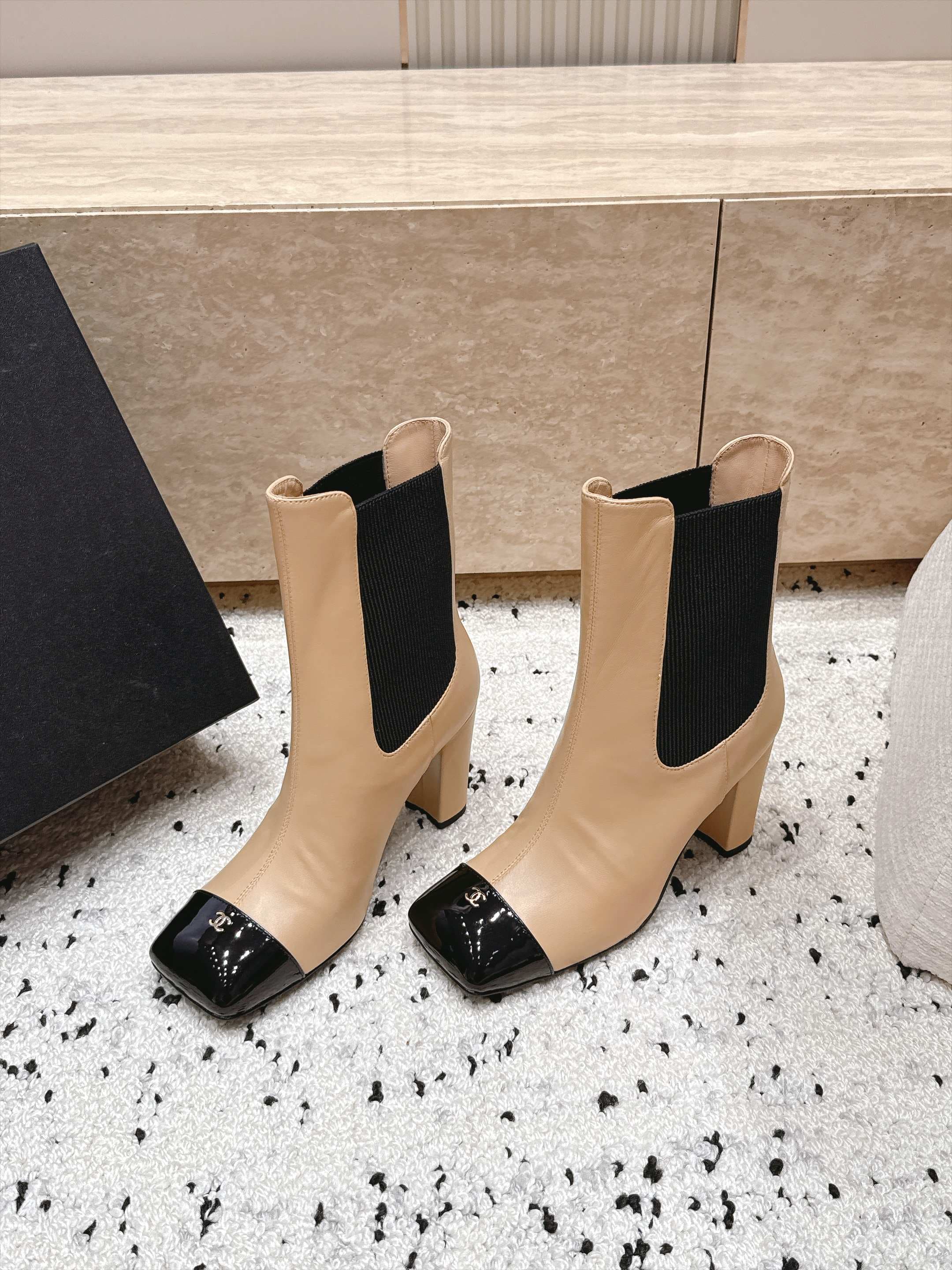 D8704 Chanel 2026vs autumn/winter new shoe collection... Square-toe high heels rubber boots, classic mixed colors, exuding elegance — image 1