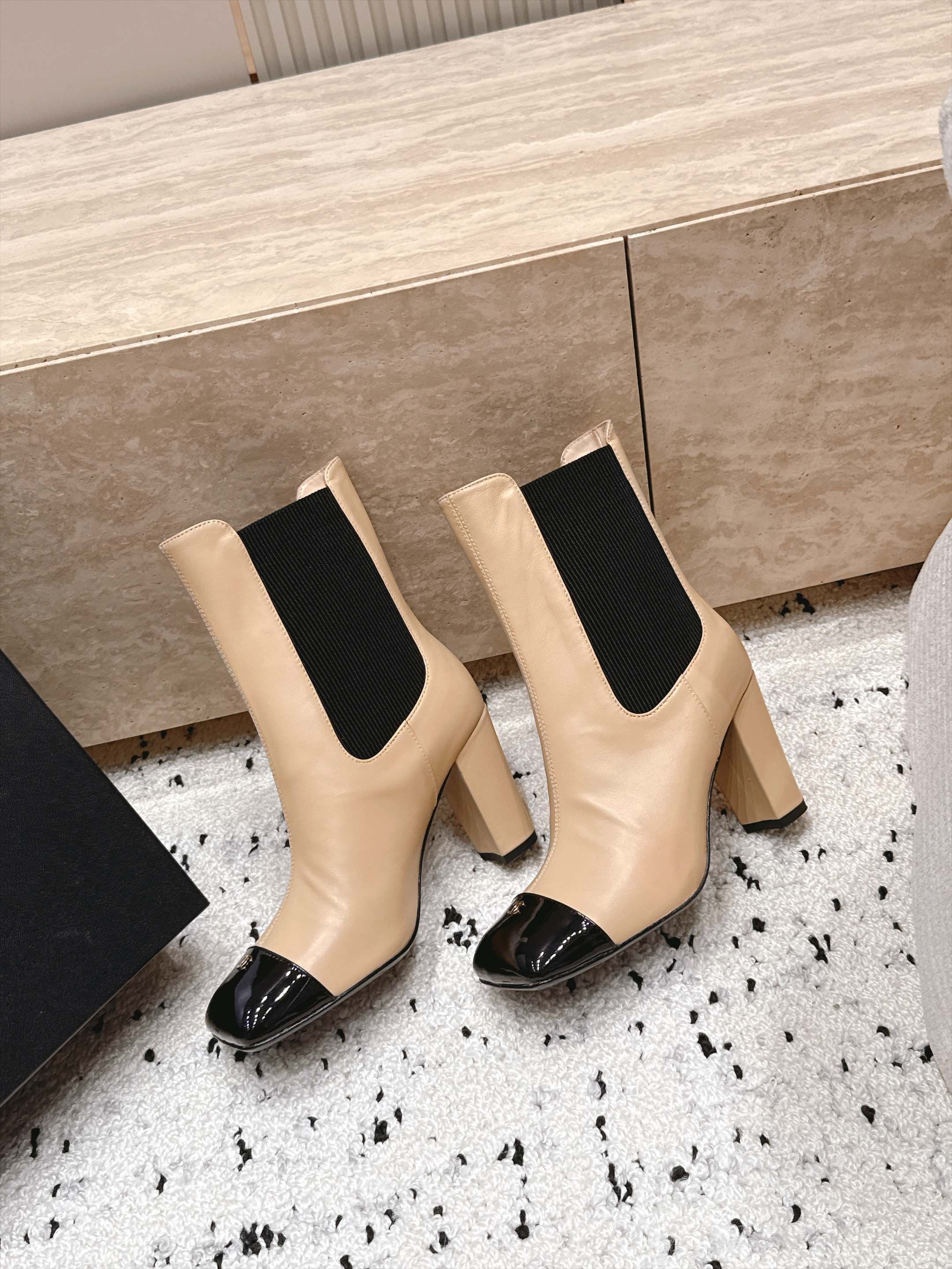 D8704 Chanel 2026vs autumn/winter new shoe collection... Square-toe high heels rubber boots, classic mixed colors, exuding elegance — image 4