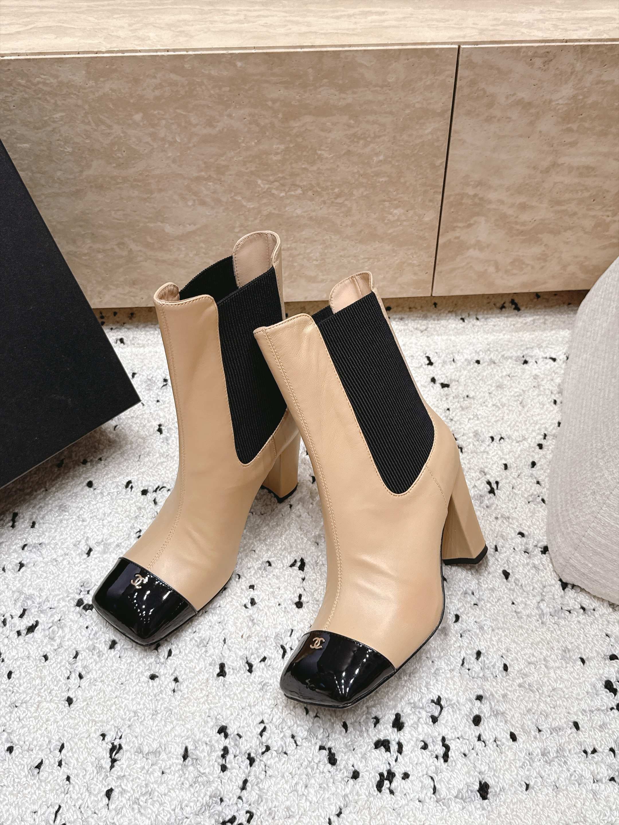 D8704 Chanel 2026vs autumn/winter new shoe collection... Square-toe high heels rubber boots, classic mixed colors, exuding elegance — image 3
