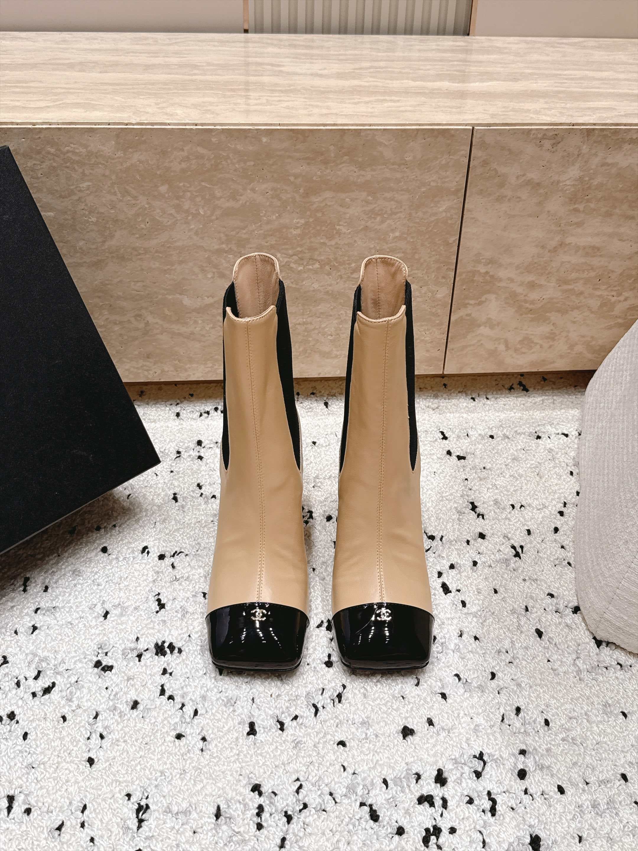 D8704 Chanel 2026vs autumn/winter new shoe collection... Square-toe high heels rubber boots, classic mixed colors, exuding elegance — image 2