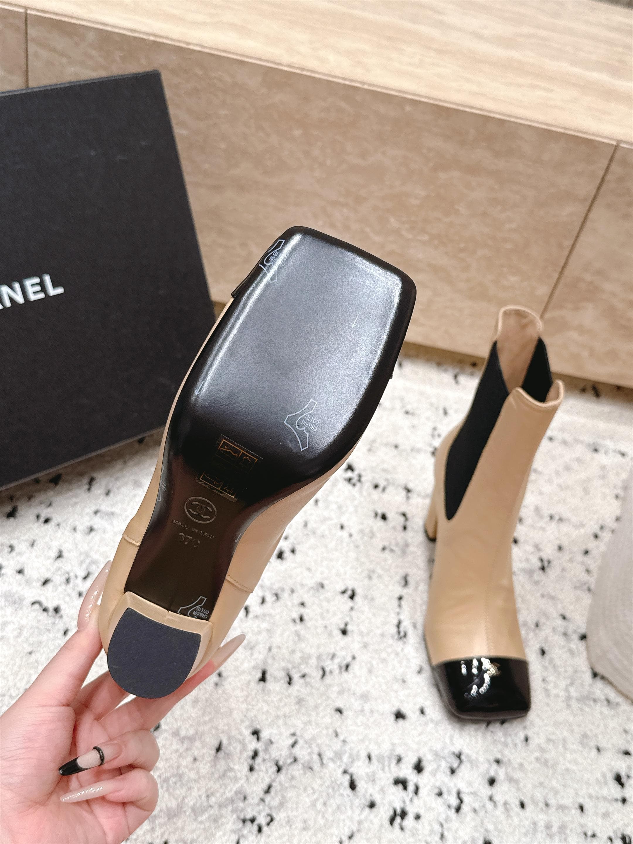 D8704 Chanel 2026vs autumn/winter new shoe collection... Square-toe high heels rubber boots, classic mixed colors, exuding elegance — image 6