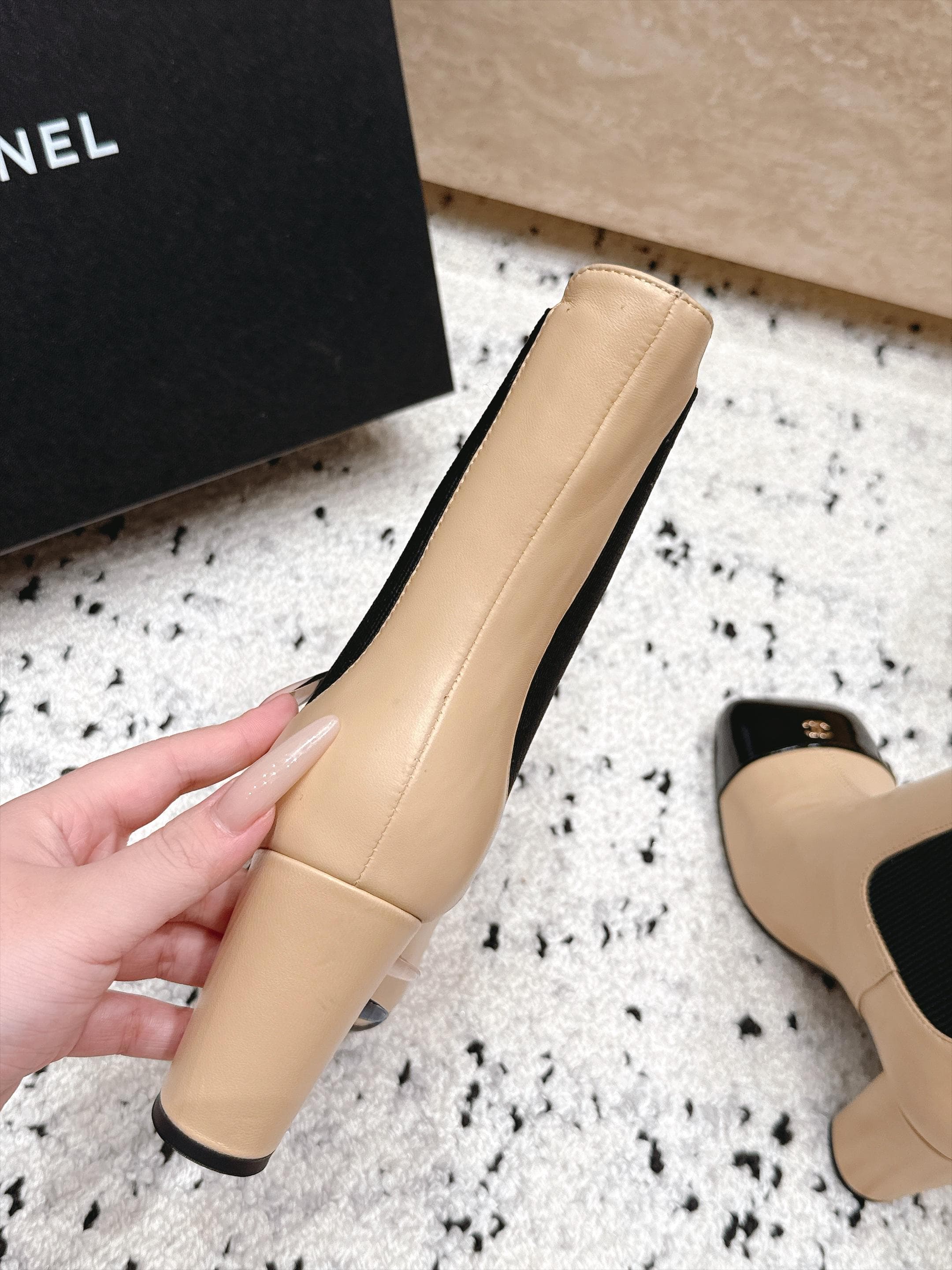 D8704 Chanel 2026vs autumn/winter new shoe collection... Square-toe high heels rubber boots, classic mixed colors, exuding elegance — image 7