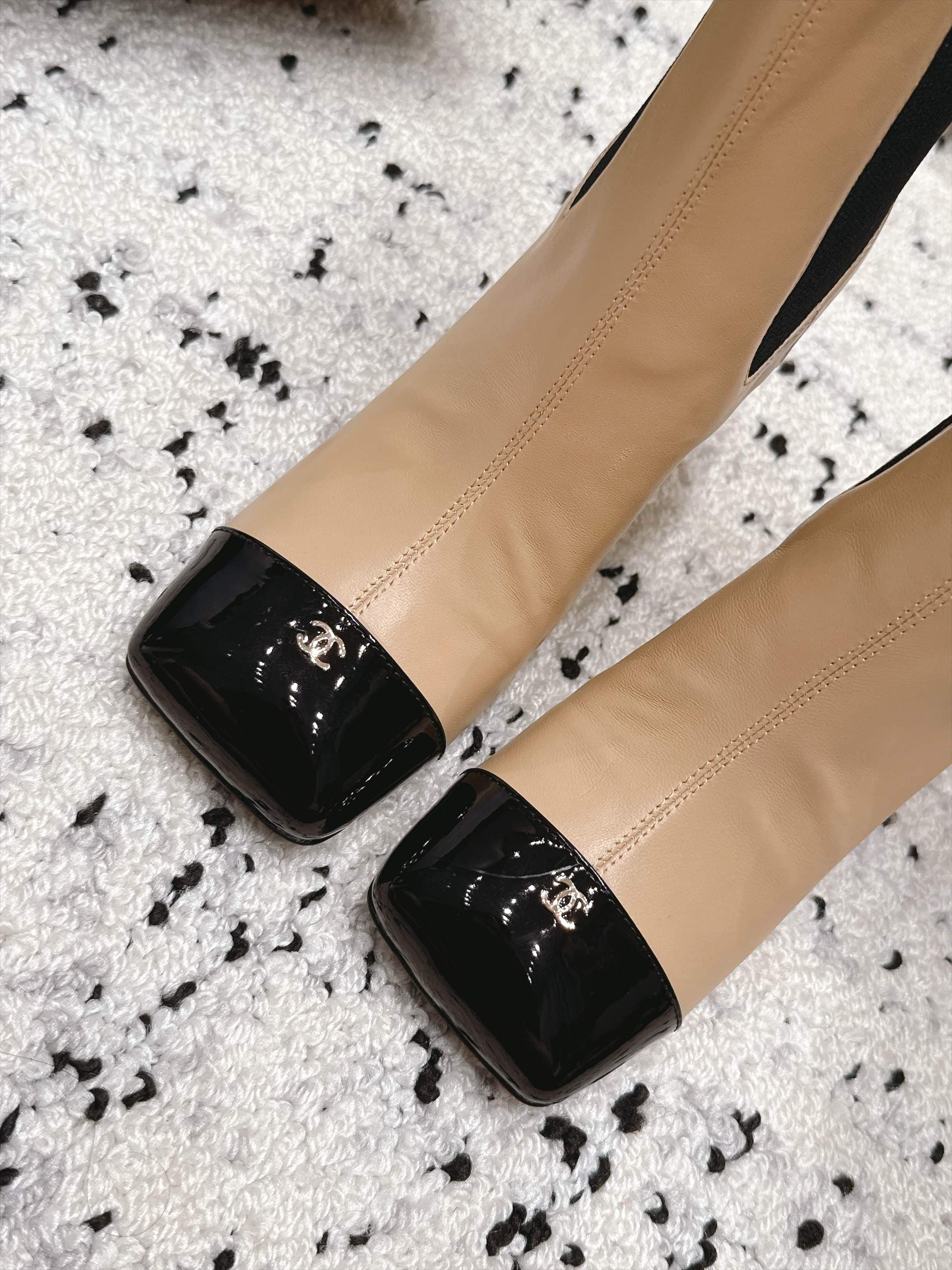 D8749 Chanel 2026vs Fall/Winter New Boot Collection... Square-toe high heels rubber boots, classic mixed colors, exuding elegance — image 6