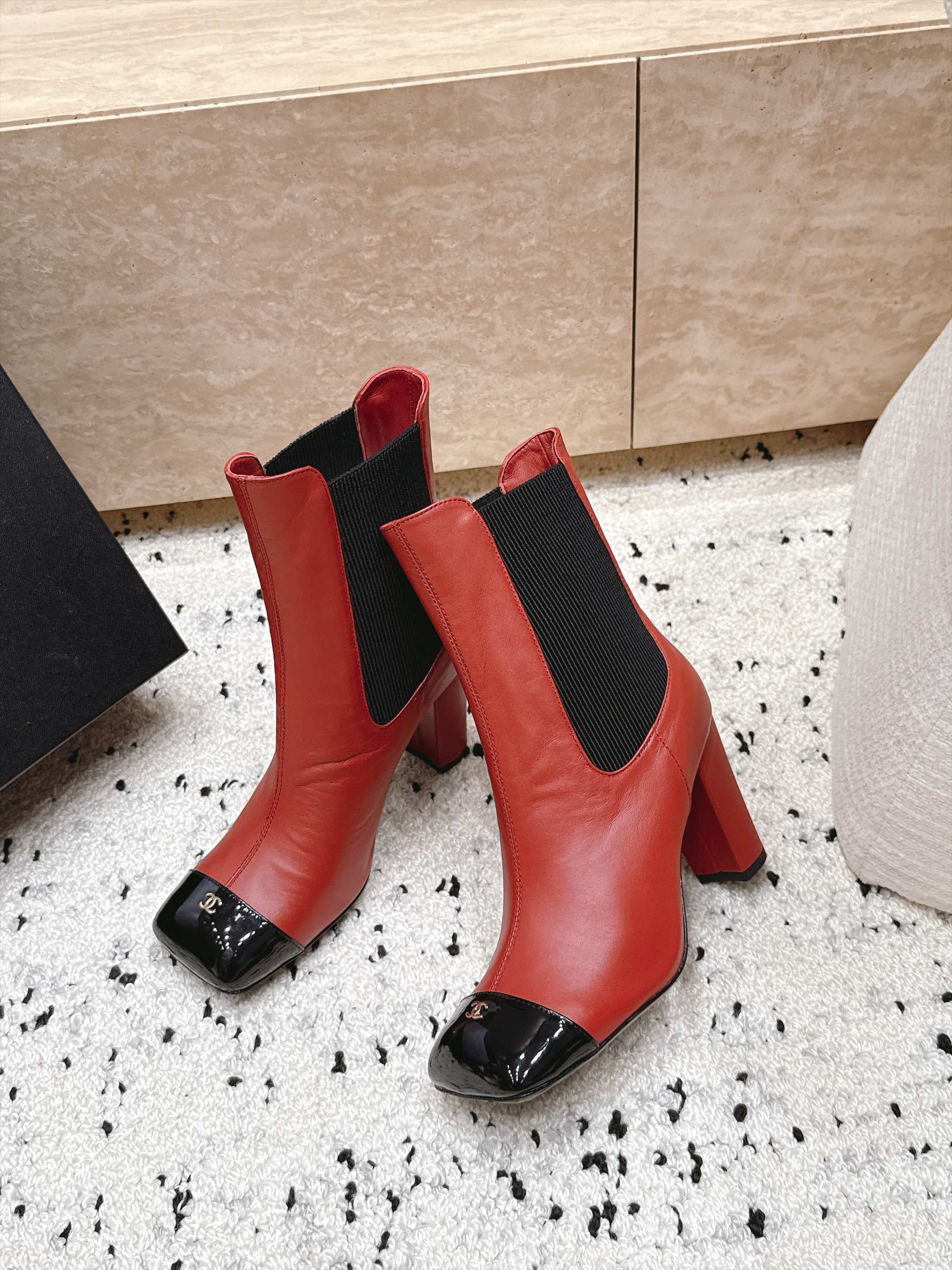 D8703 Chanel 2026vs autumn/winter new boot collection... Square-toe high heels rubber boots with classic mixed colors, exuding elegance — image 3