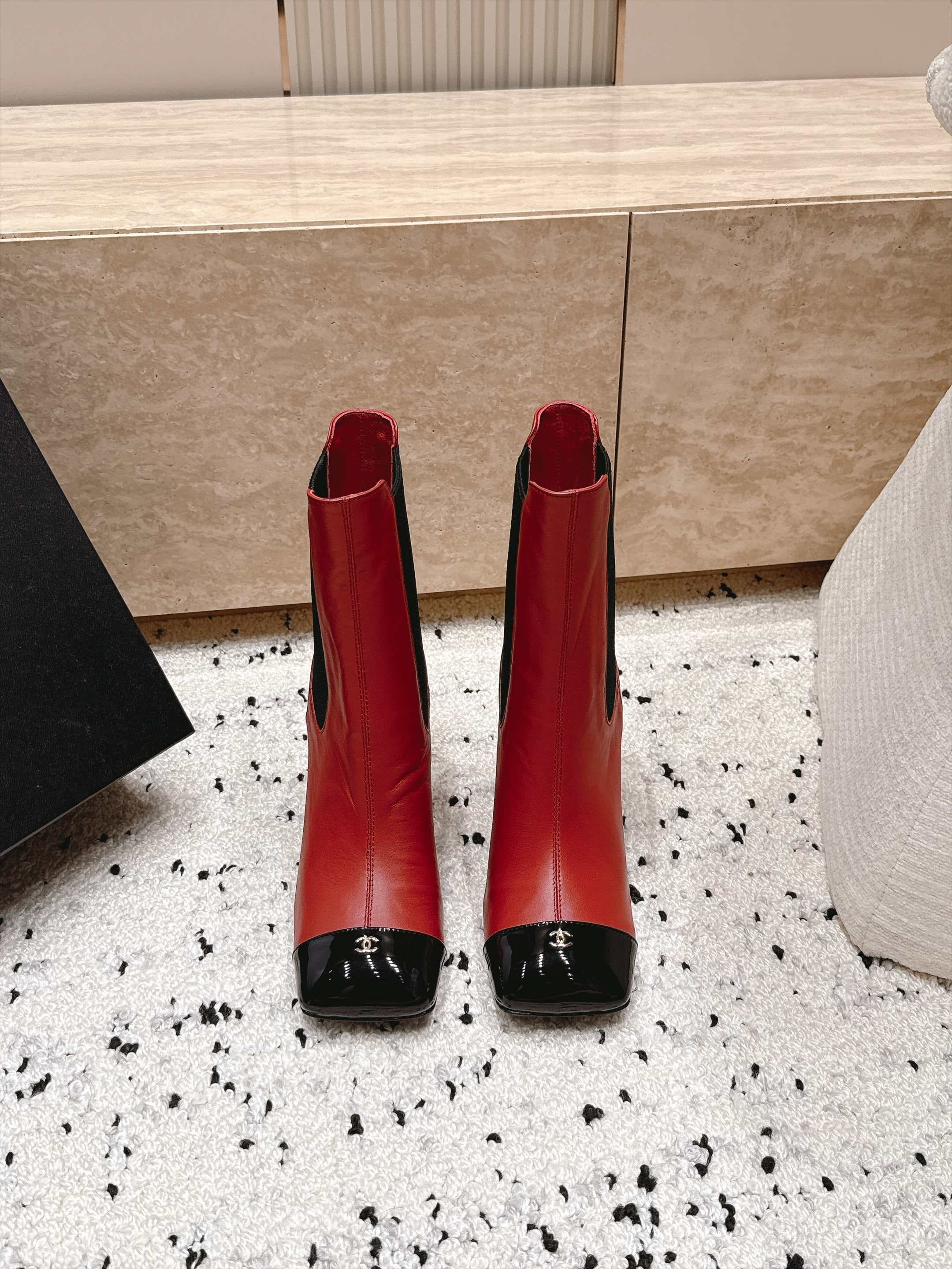 D8703 Chanel 2026vs autumn/winter new boot collection... Square-toe high heels rubber boots with classic mixed colors, exuding elegance — image 2