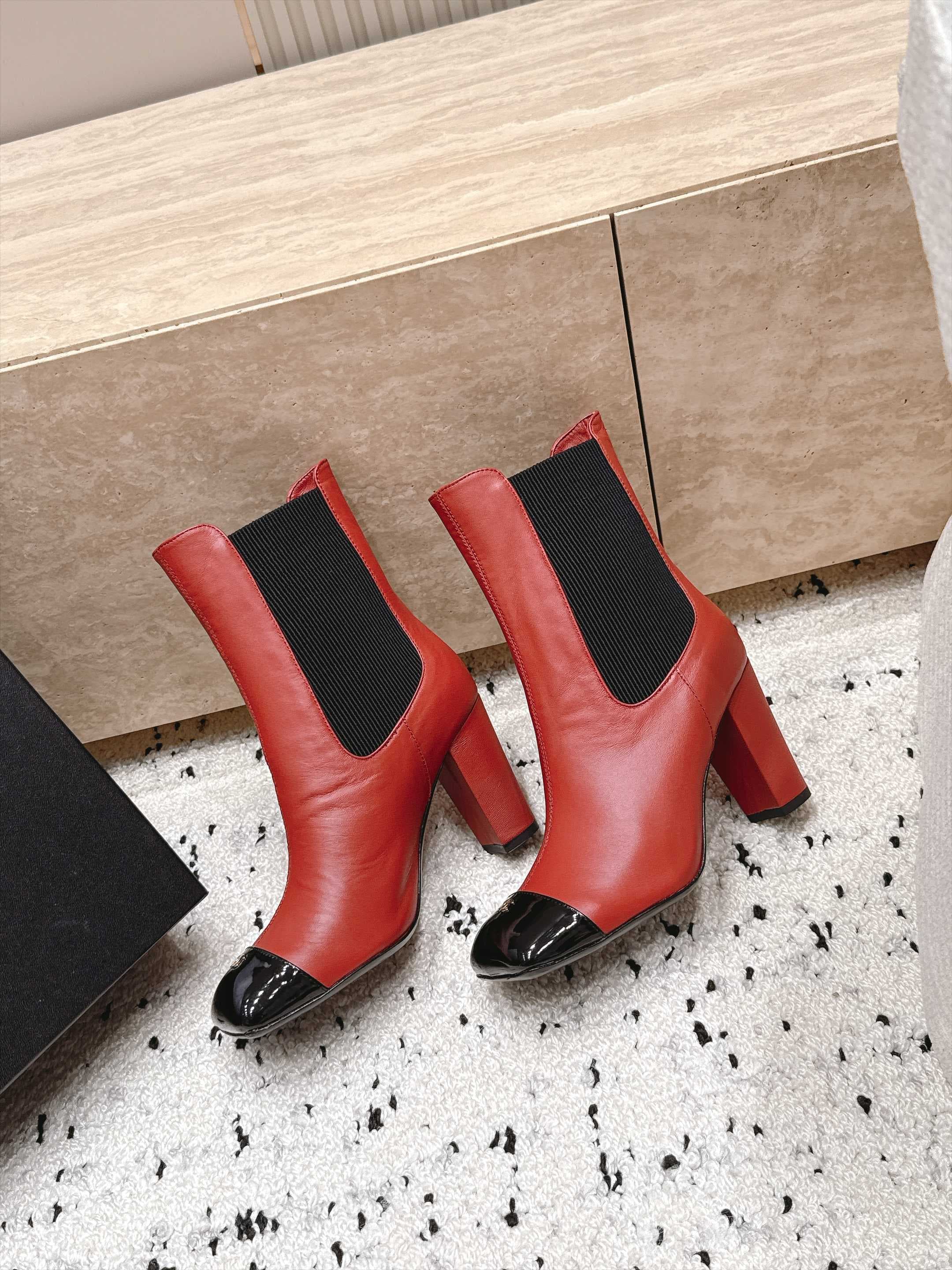 D8703 Chanel 2026vs autumn/winter new boot collection... Square-toe high heels rubber boots with classic mixed colors, exuding elegance — image 4