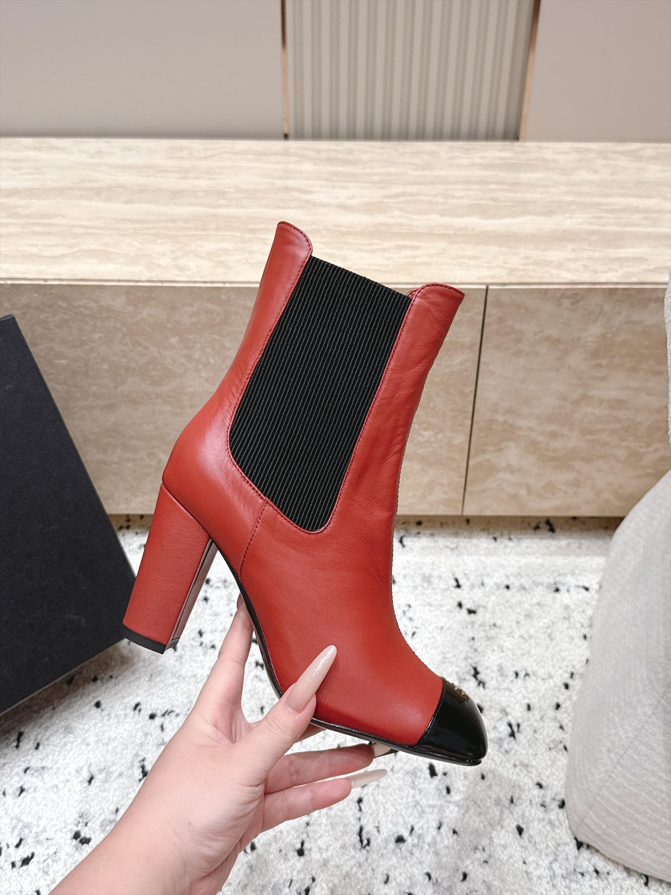 D8703 Chanel 2026vs autumn/winter new boot collection... Square-toe high heels rubber boots with classic mixed colors, exuding elegance — image 8