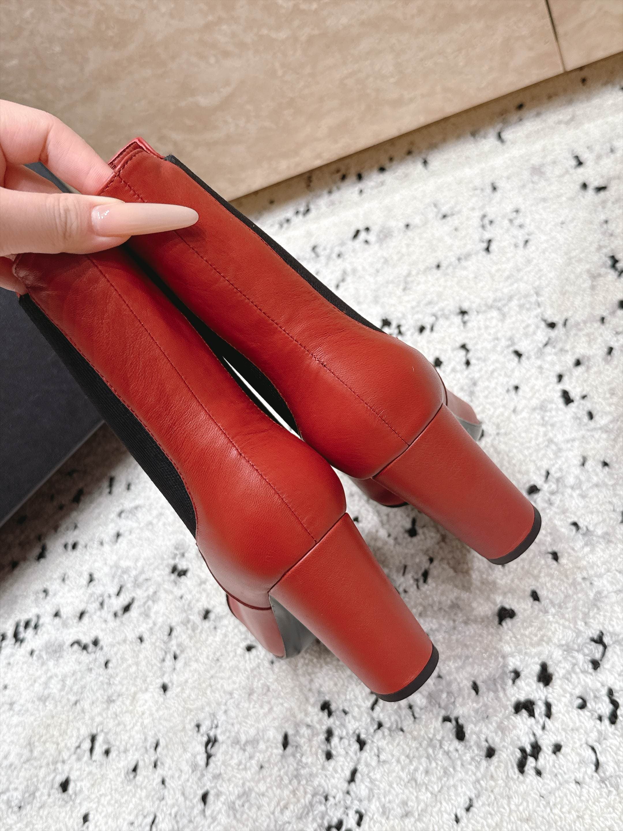 D8703 Chanel 2026vs autumn/winter new boot collection... Square-toe high heels rubber boots with classic mixed colors, exuding elegance — image 6