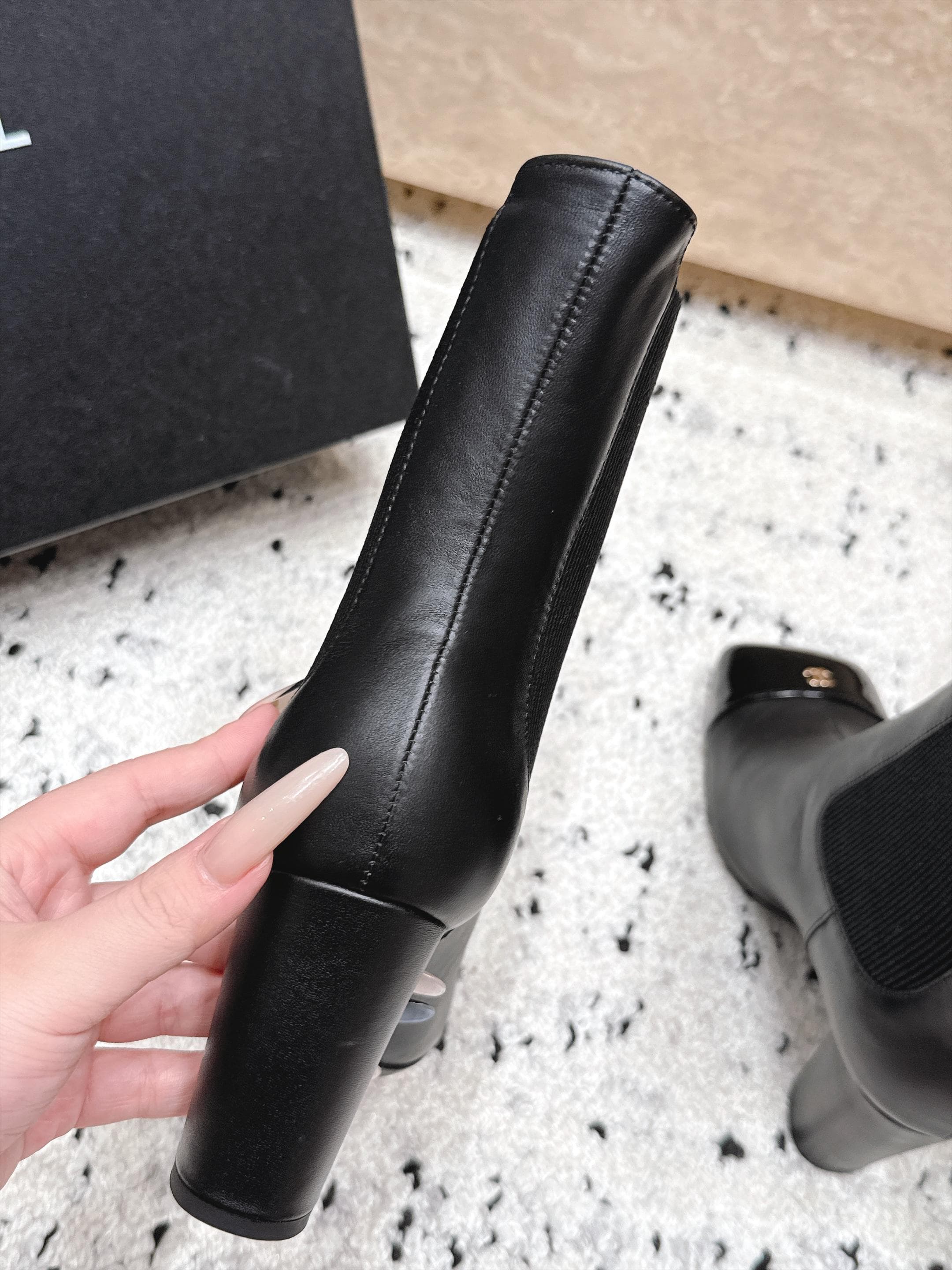 D8702 Chanel 2026vs autumn/winter new boot collection... Square-toe high heels rubber boots with classic mixed colors, exuding elegance — image 4