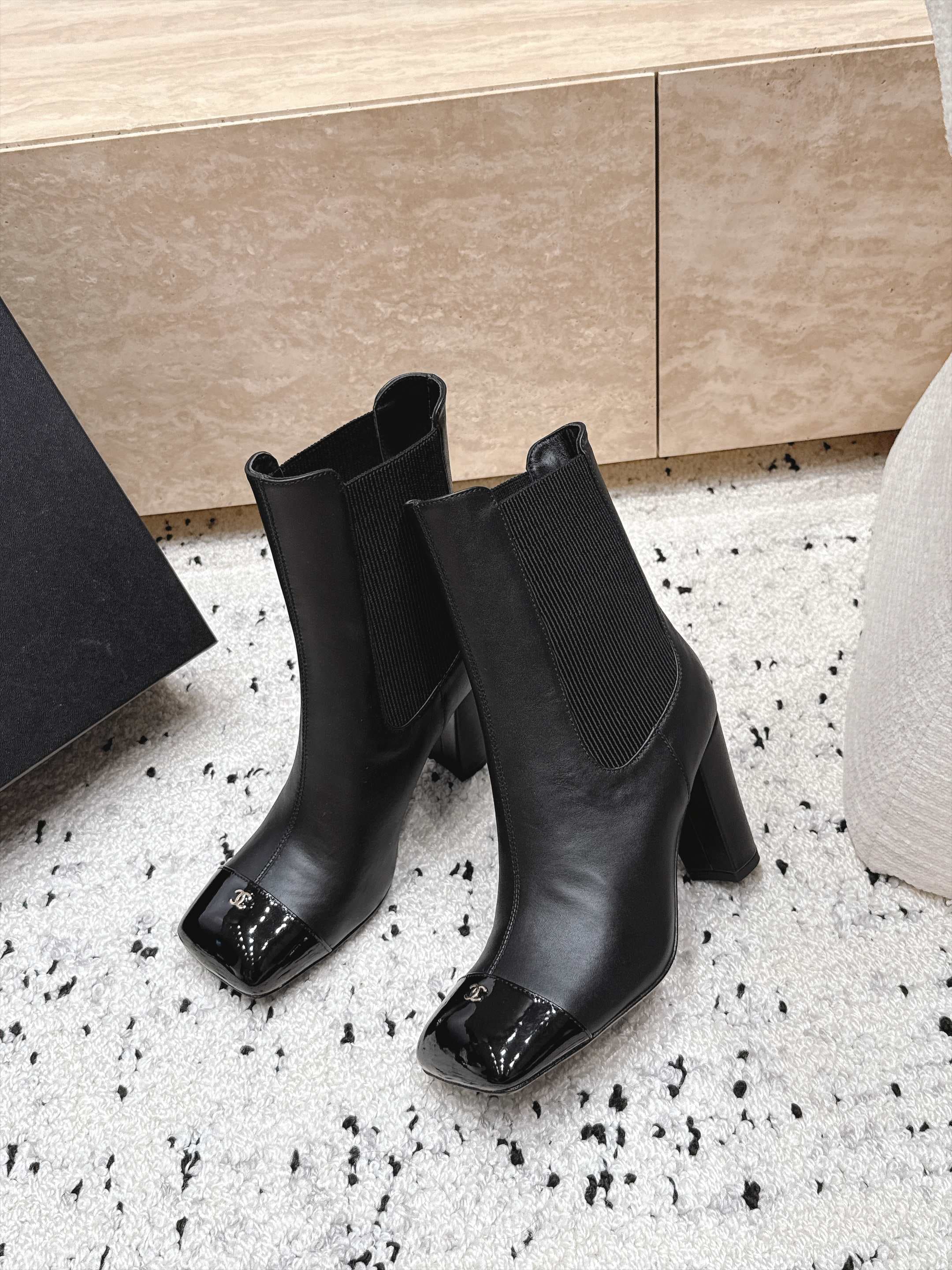 D8702 Chanel 2026vs autumn/winter new boot collection... Square-toe high heels rubber boots with classic mixed colors, exuding elegance — image 3