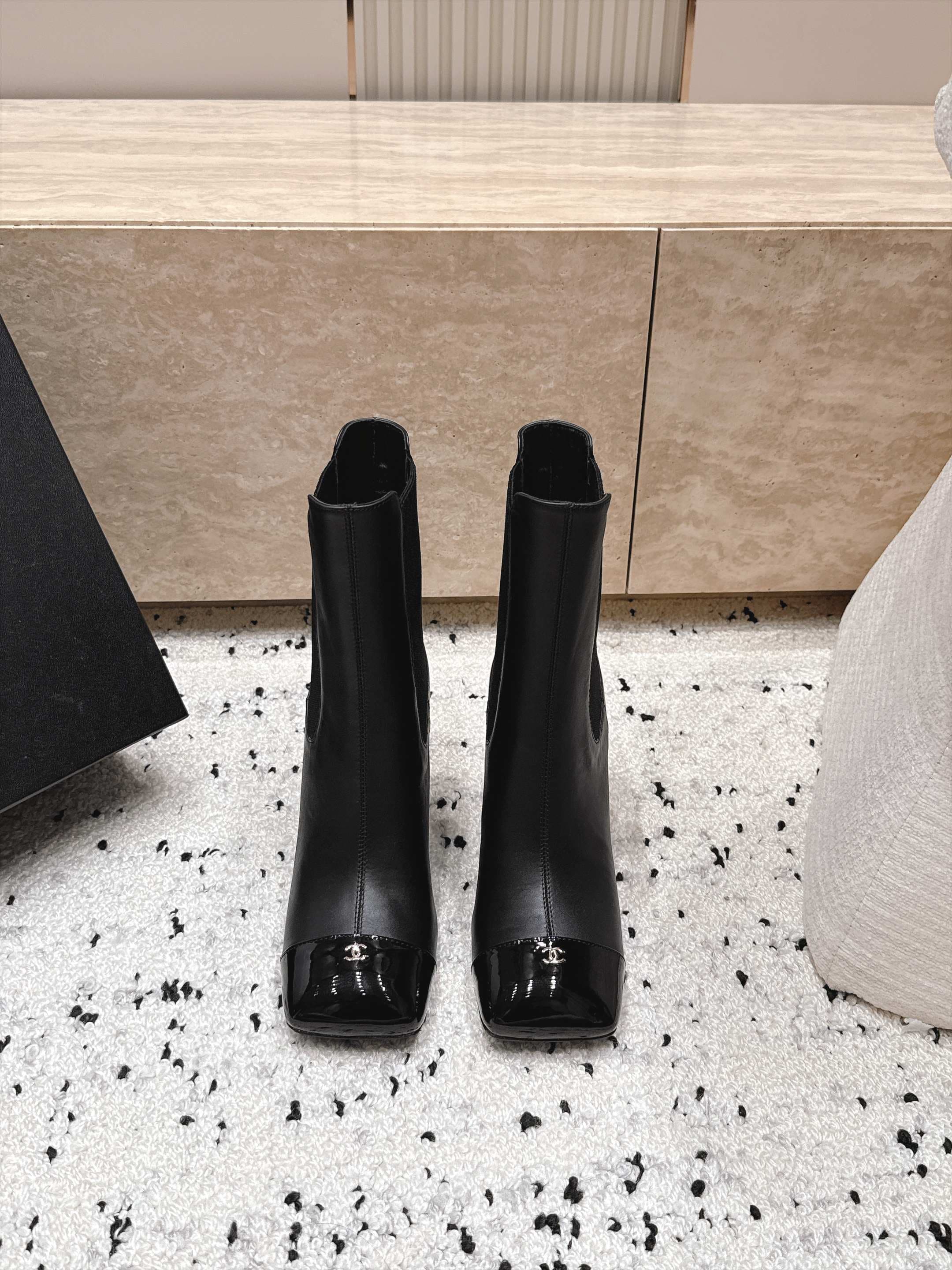 D8702 Chanel 2026vs autumn/winter new boot collection... Square-toe high heels rubber boots with classic mixed colors, exuding elegance — image 2