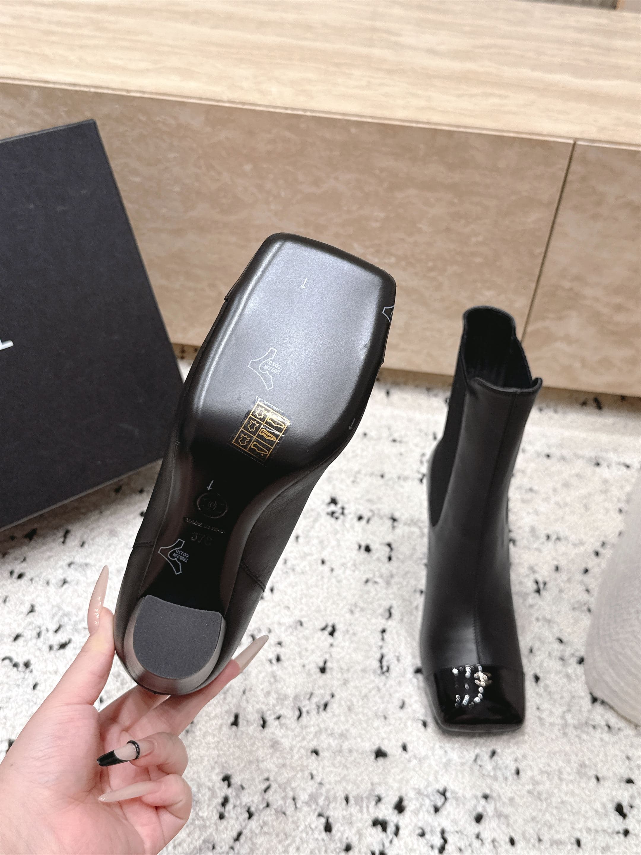 D8702 Chanel 2026vs autumn/winter new boot collection... Square-toe high heels rubber boots with classic mixed colors, exuding elegance — image 8