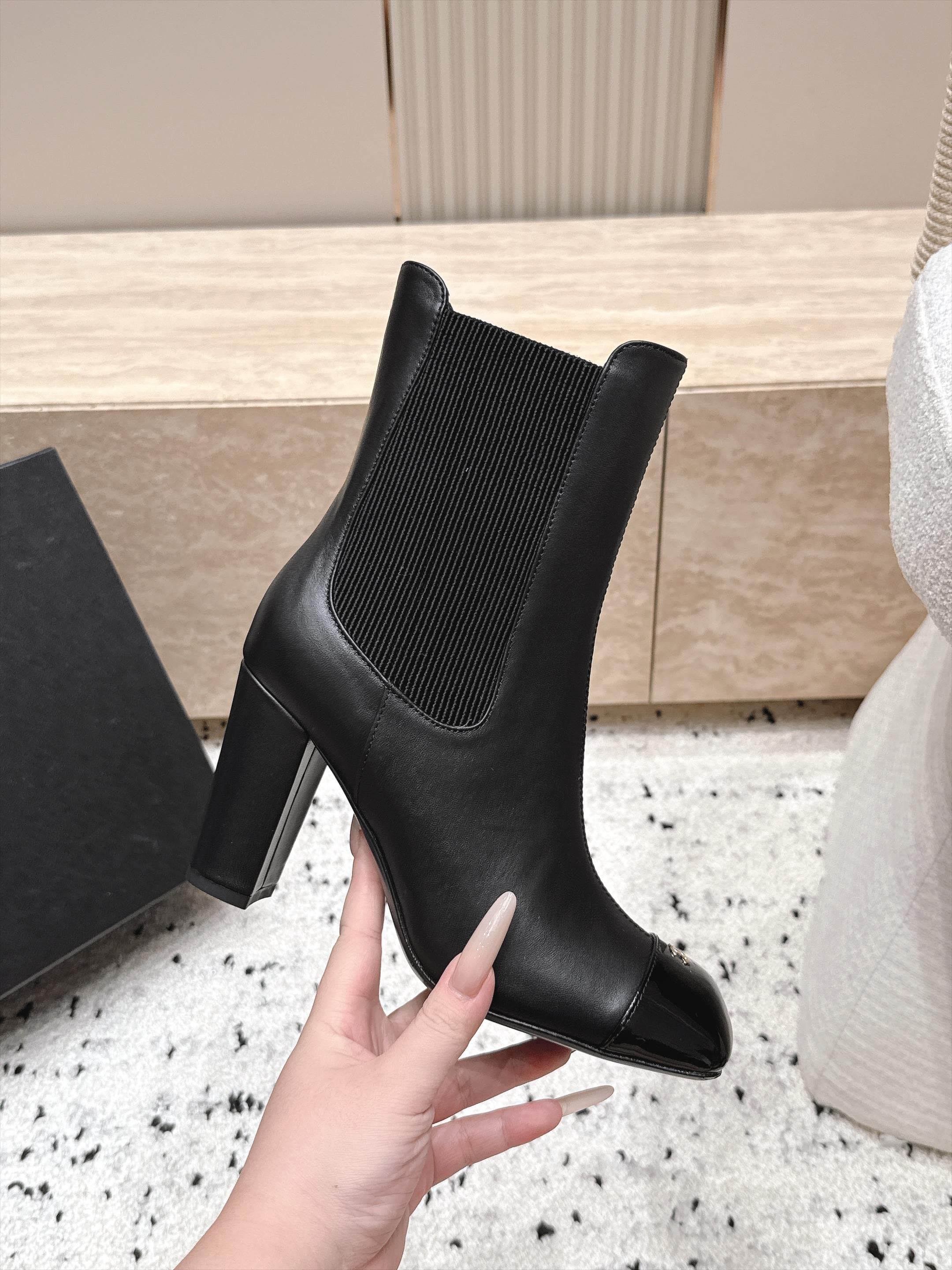 D8702 Chanel 2026vs autumn/winter new boot collection... Square-toe high heels rubber boots with classic mixed colors, exuding elegance — image 6