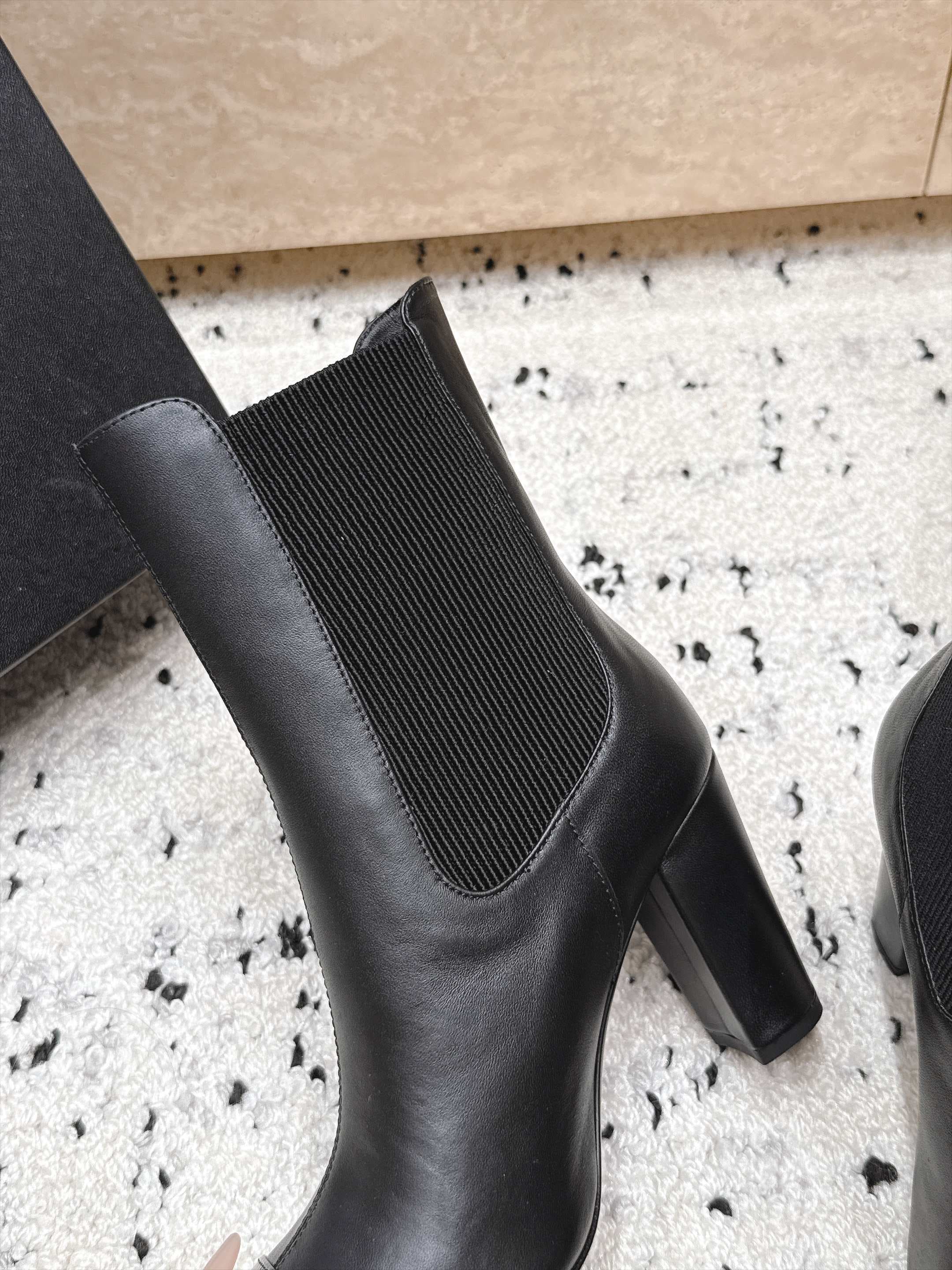 D8746 Chanel 2026vs autumn/winter new boot collection... Square-toe high heels rubber boots with classic mixed colors, exuding elegance — image 7