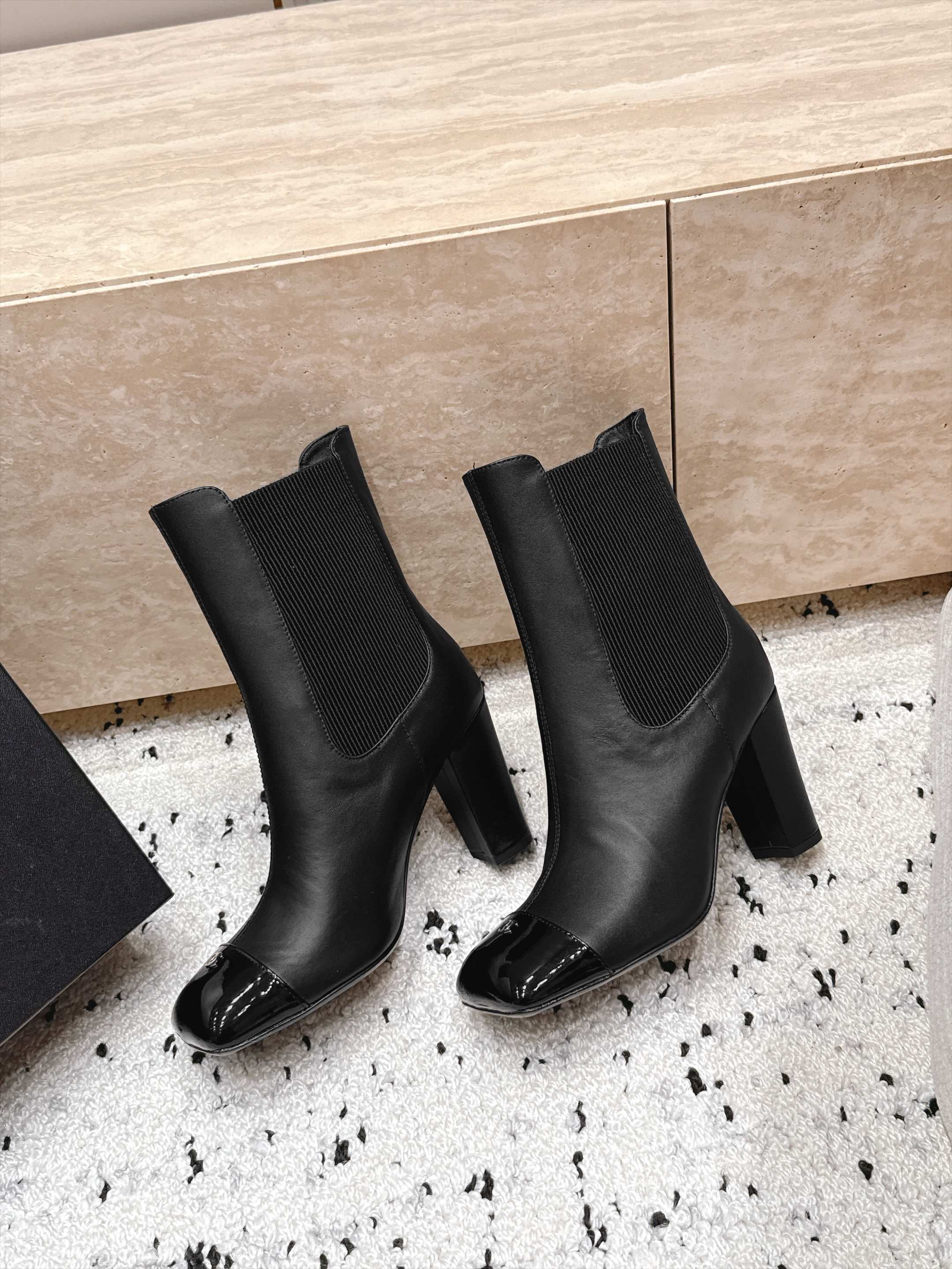 D8702 Chanel 2026vs autumn/winter new boot collection... Square-toe high heels rubber boots with classic mixed colors, exuding elegance — image 7