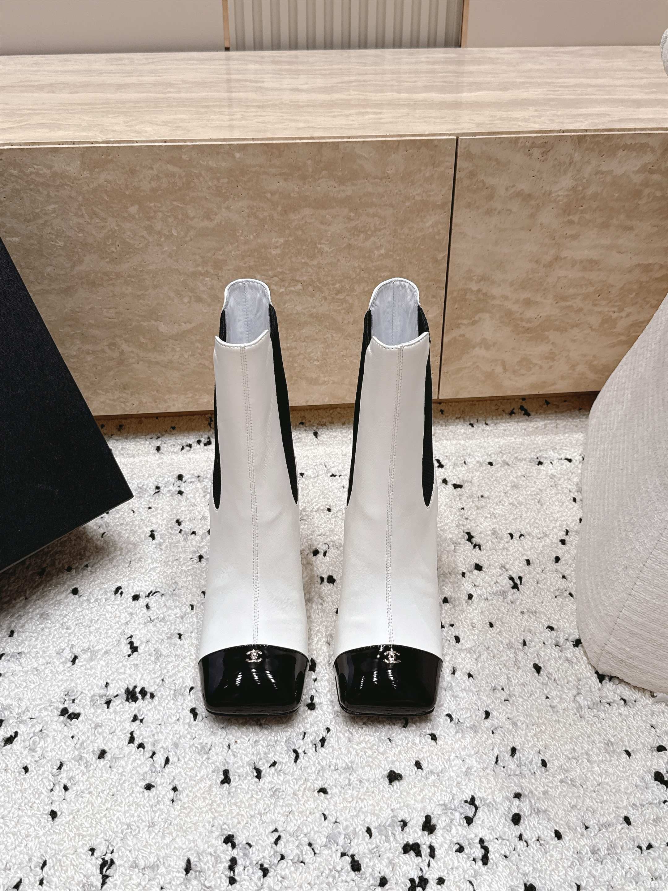 D8701 Chanel 2026vs Fall-Winter New Boot Collection... Square-toe high heels rubber boots, classic mixed colors, exuding elegance — image 2