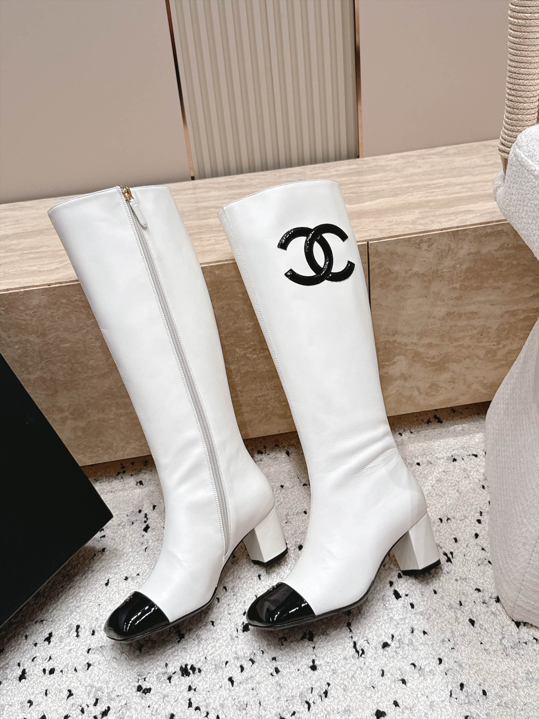 D8700 Chanel 2026vs Fall/Winter New Boot Collection... Square-toe high heels, long boots with classic mixed colors, exuding elegance — image 4