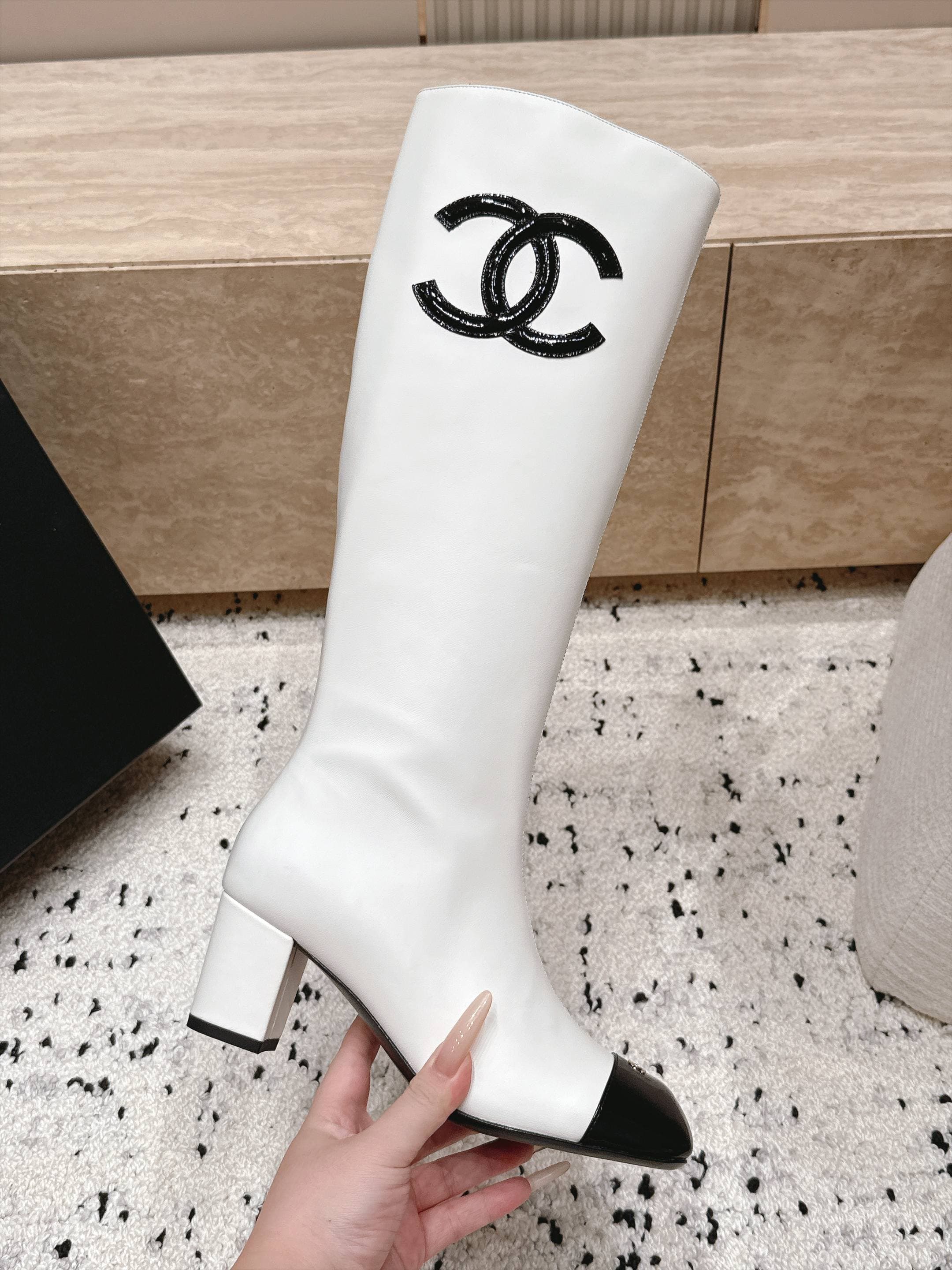 D8700 Chanel 2026vs Fall/Winter New Boot Collection... Square-toe high heels, long boots with classic mixed colors, exuding elegance — image 3