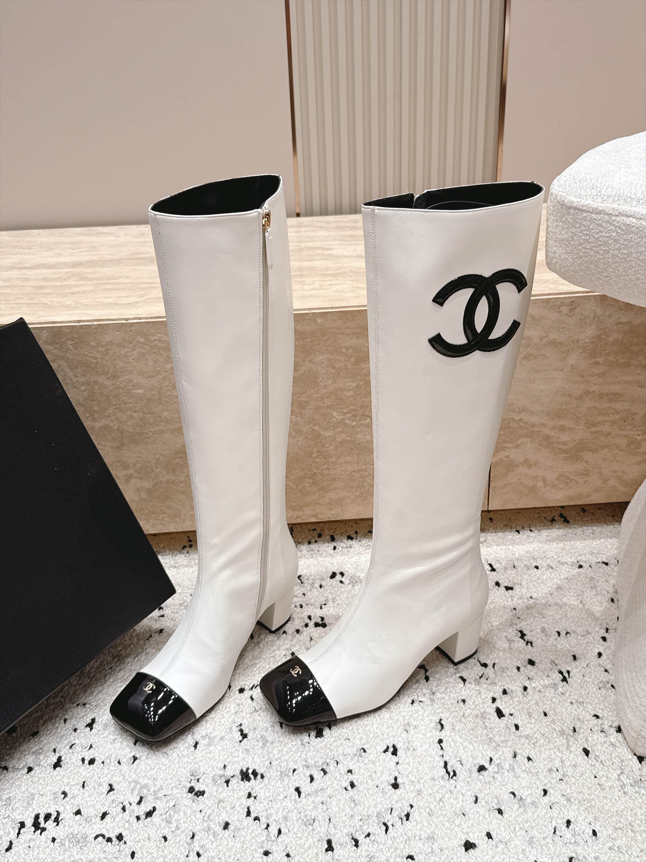 D8700 Chanel 2026vs Fall/Winter New Boot Collection... Square-toe high heels, long boots with classic mixed colors, exuding elegance — image 1