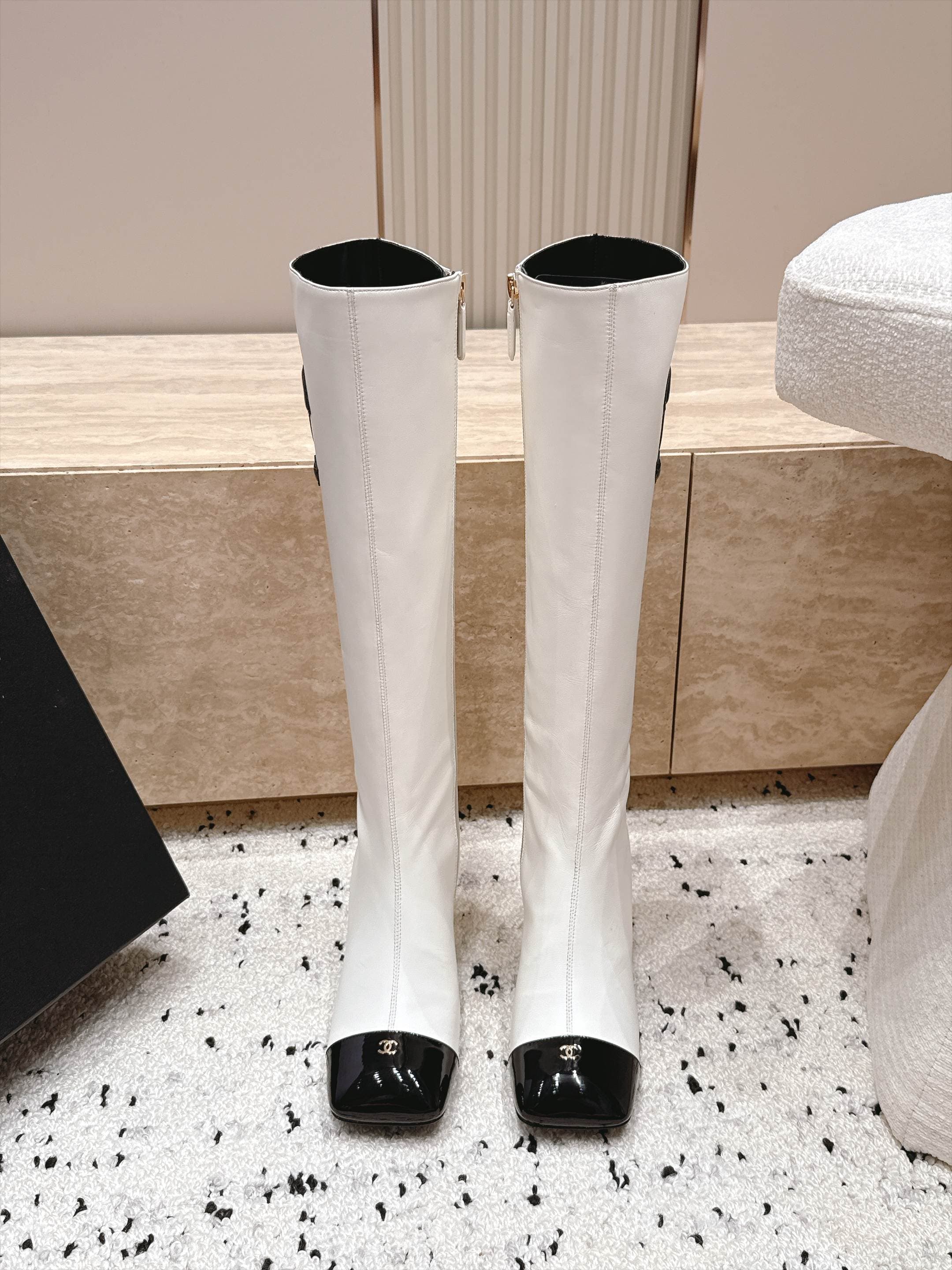 D8700 Chanel 2026vs Fall/Winter New Boot Collection... Square-toe high heels, long boots with classic mixed colors, exuding elegance — image 2