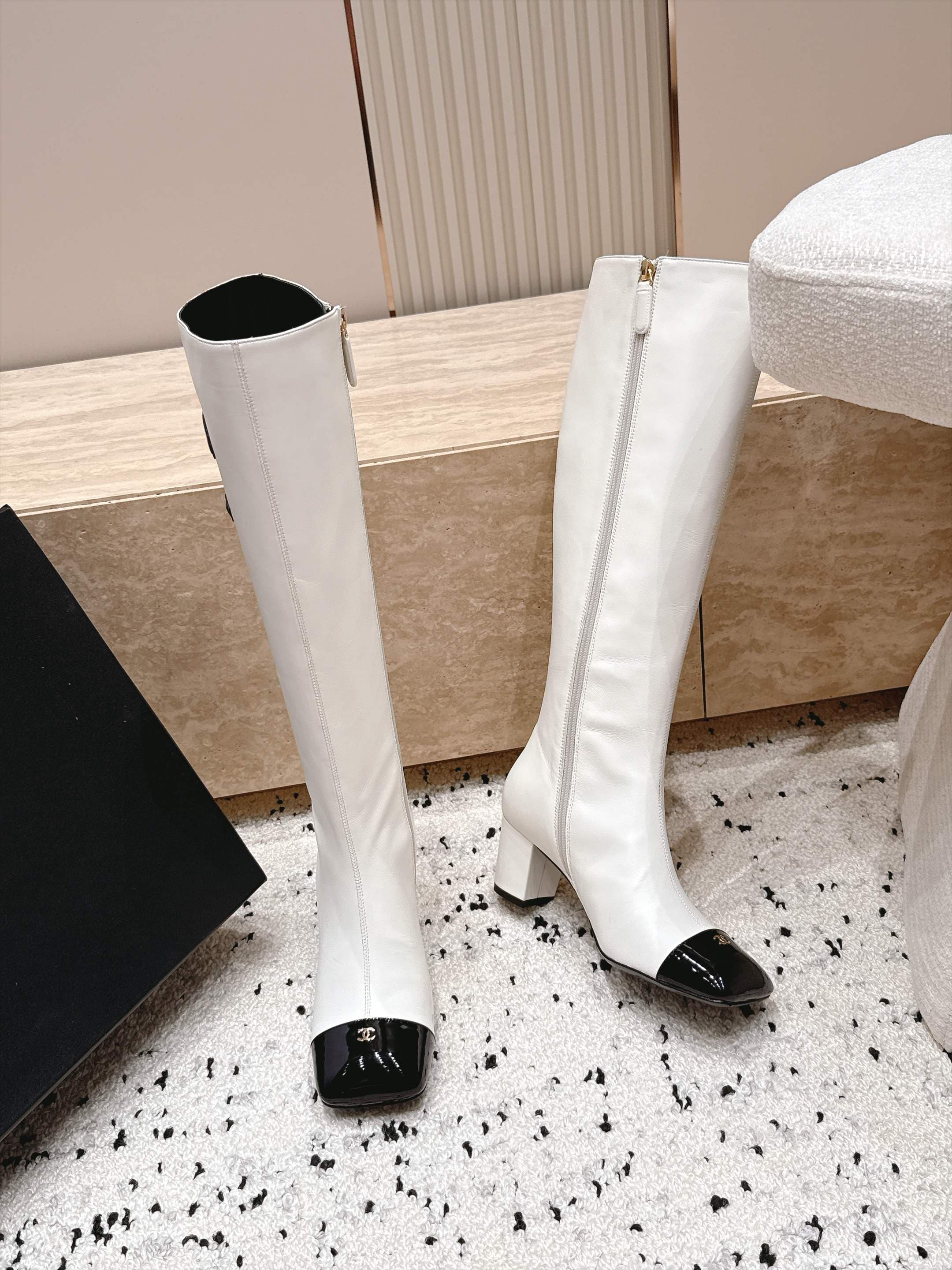 D8700 Chanel 2026vs Fall/Winter New Boot Collection... Square-toe high heels, long boots with classic mixed colors, exuding elegance — image 5