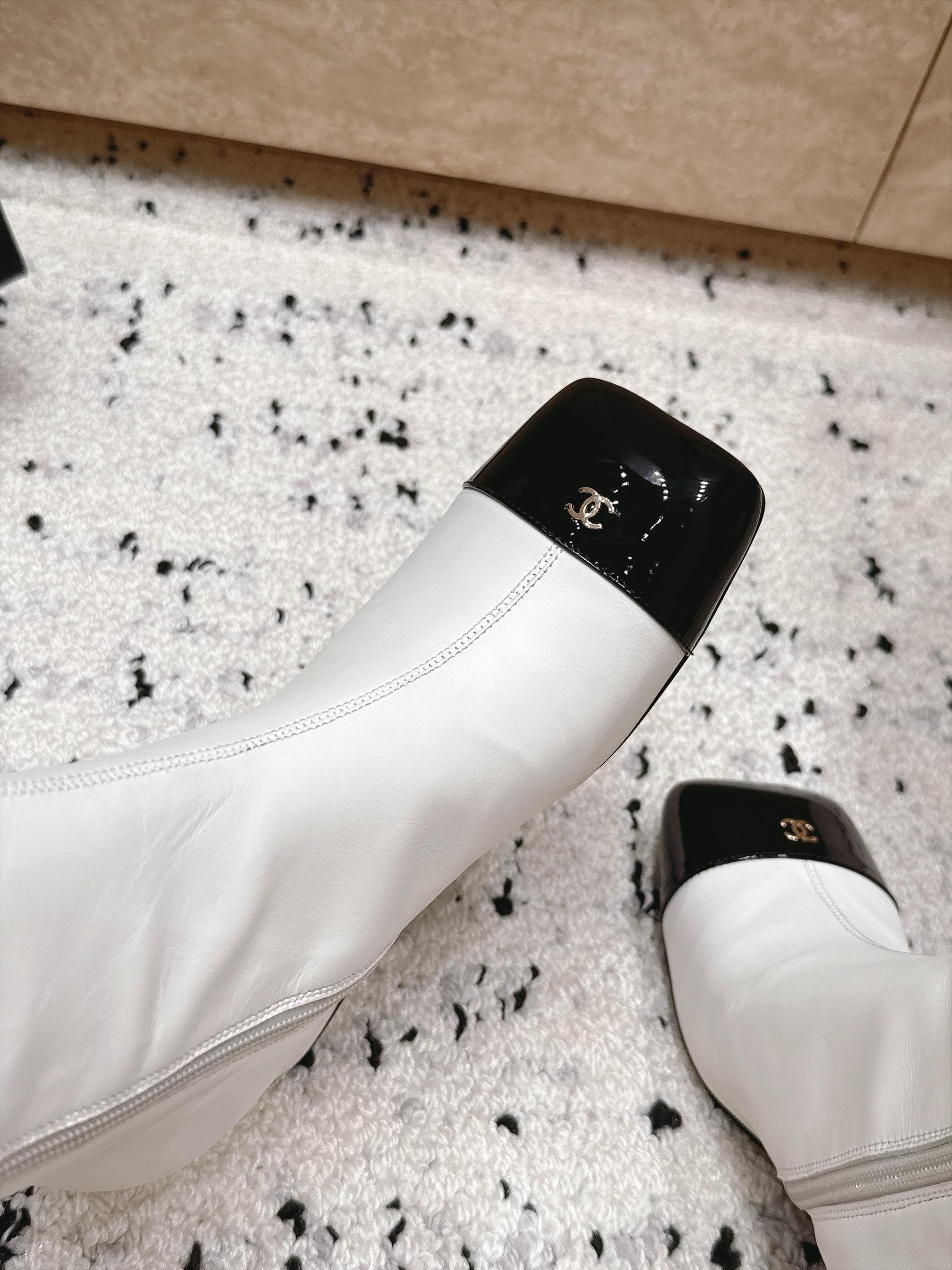 D8700 Chanel 2026vs Fall/Winter New Boot Collection... Square-toe high heels, long boots with classic mixed colors, exuding elegance — image 8