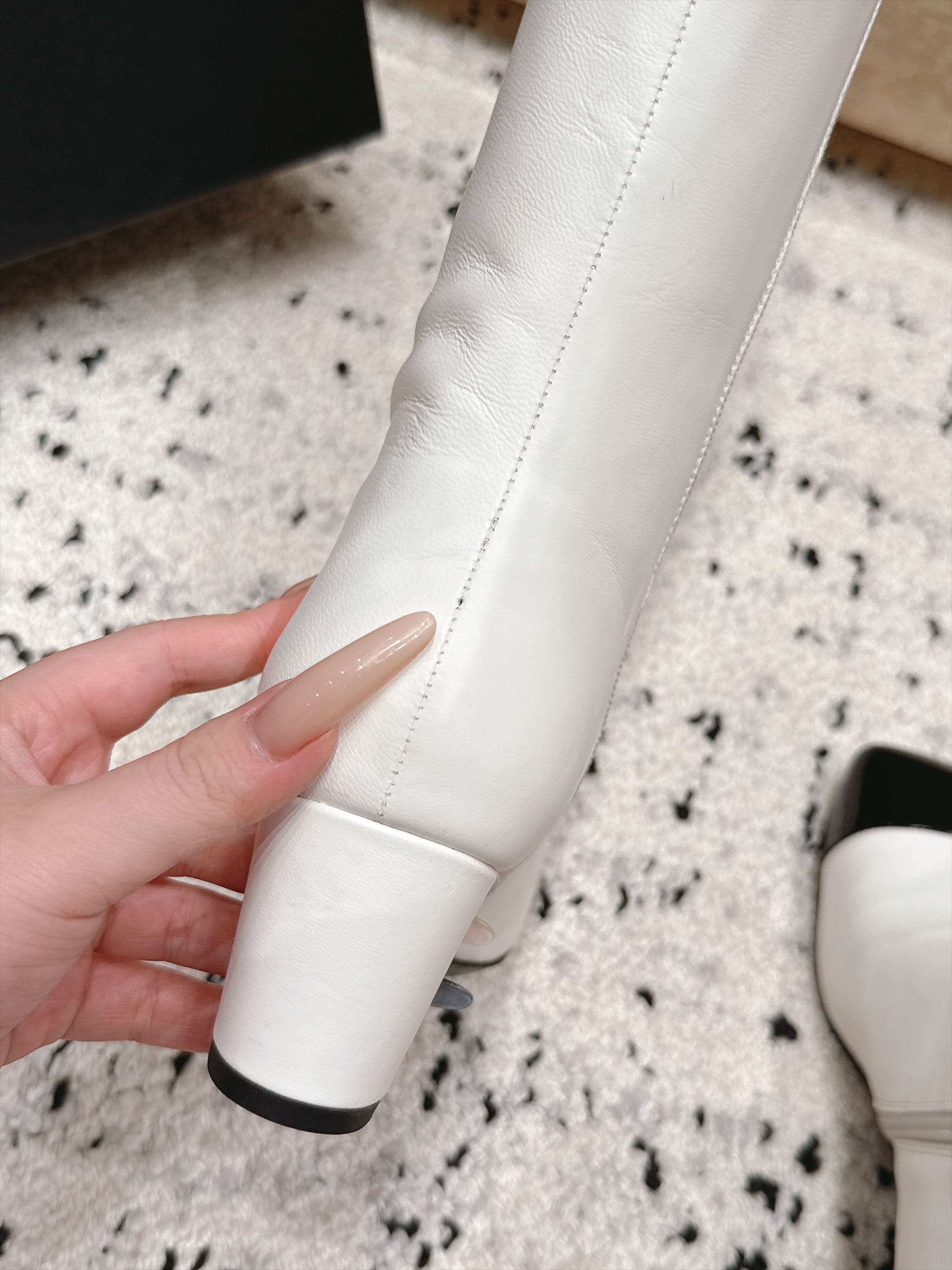 D8700 Chanel 2026vs Fall/Winter New Boot Collection... Square-toe high heels, long boots with classic mixed colors, exuding elegance — image 7