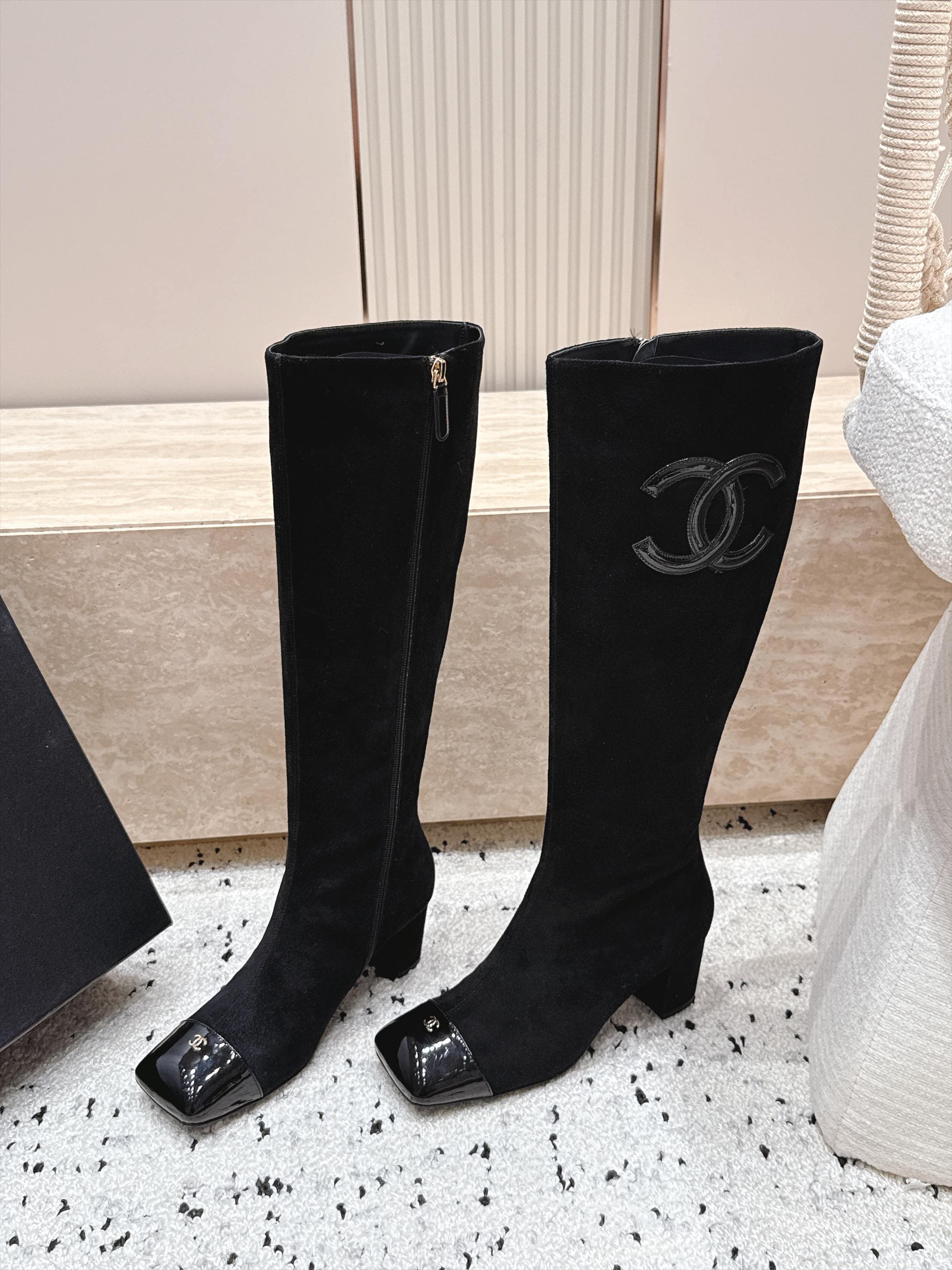 D8699 Chanel 2026vs Fall/Winter New Boot Collection... Square-toe high heels, long boots with classic mixed colors – exudes elegance and sophistication — image 1