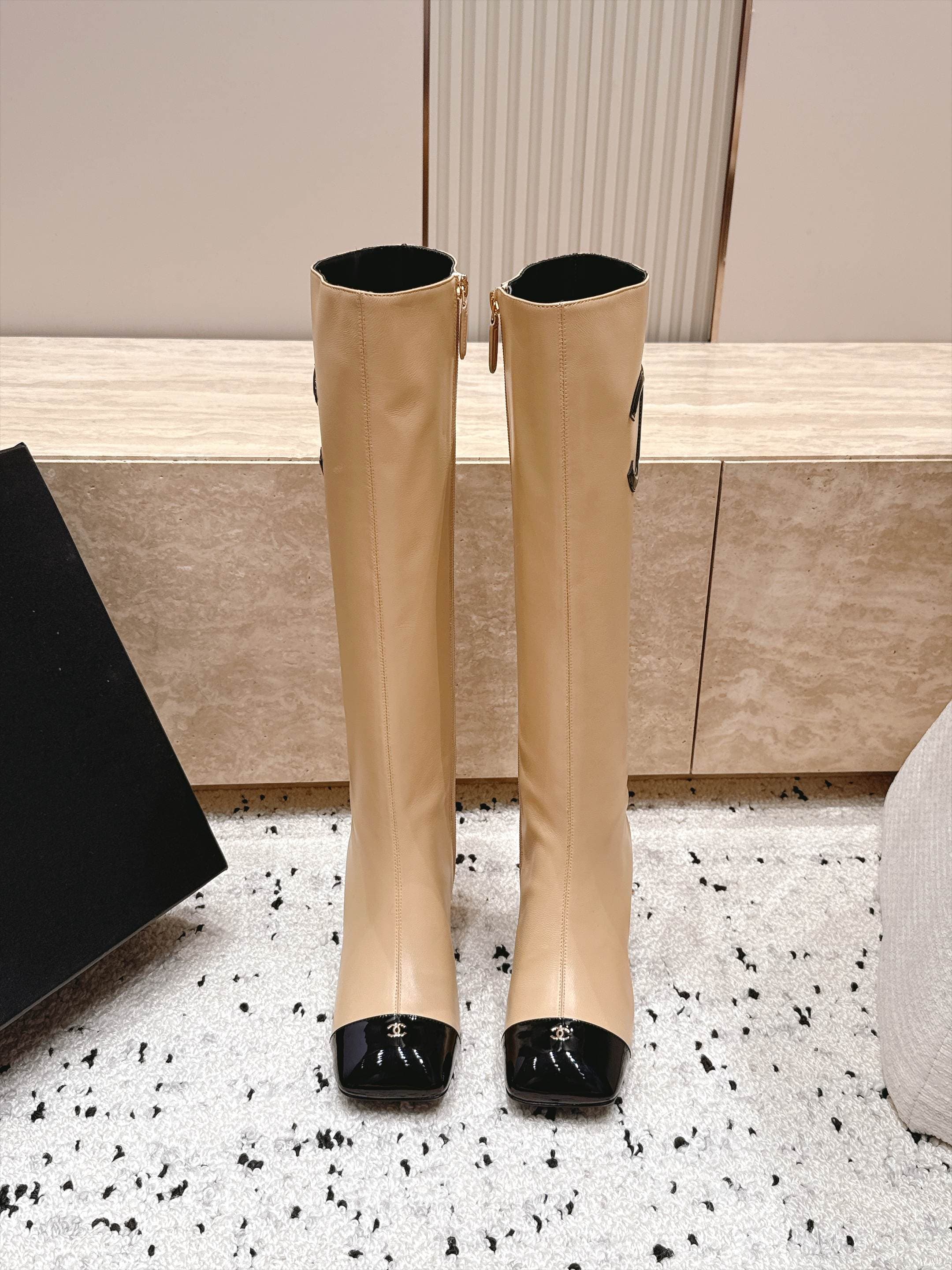 D8697 Chanel 2026vs autumn/winter new shoe collection... Square-toe high heels, long boots with classic mixed colors, exuding elegance — image 2